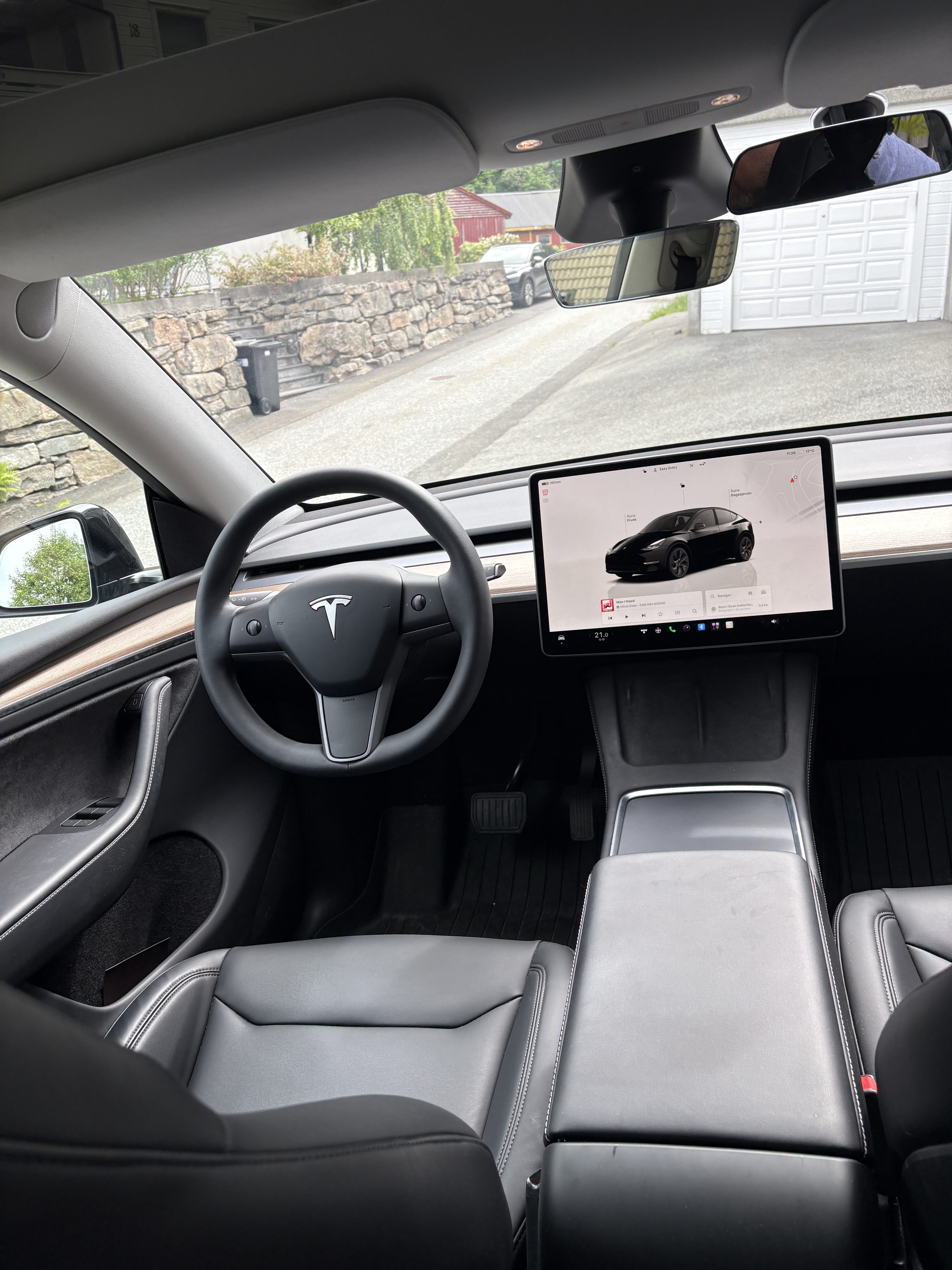 Tesla Model Y med GPS