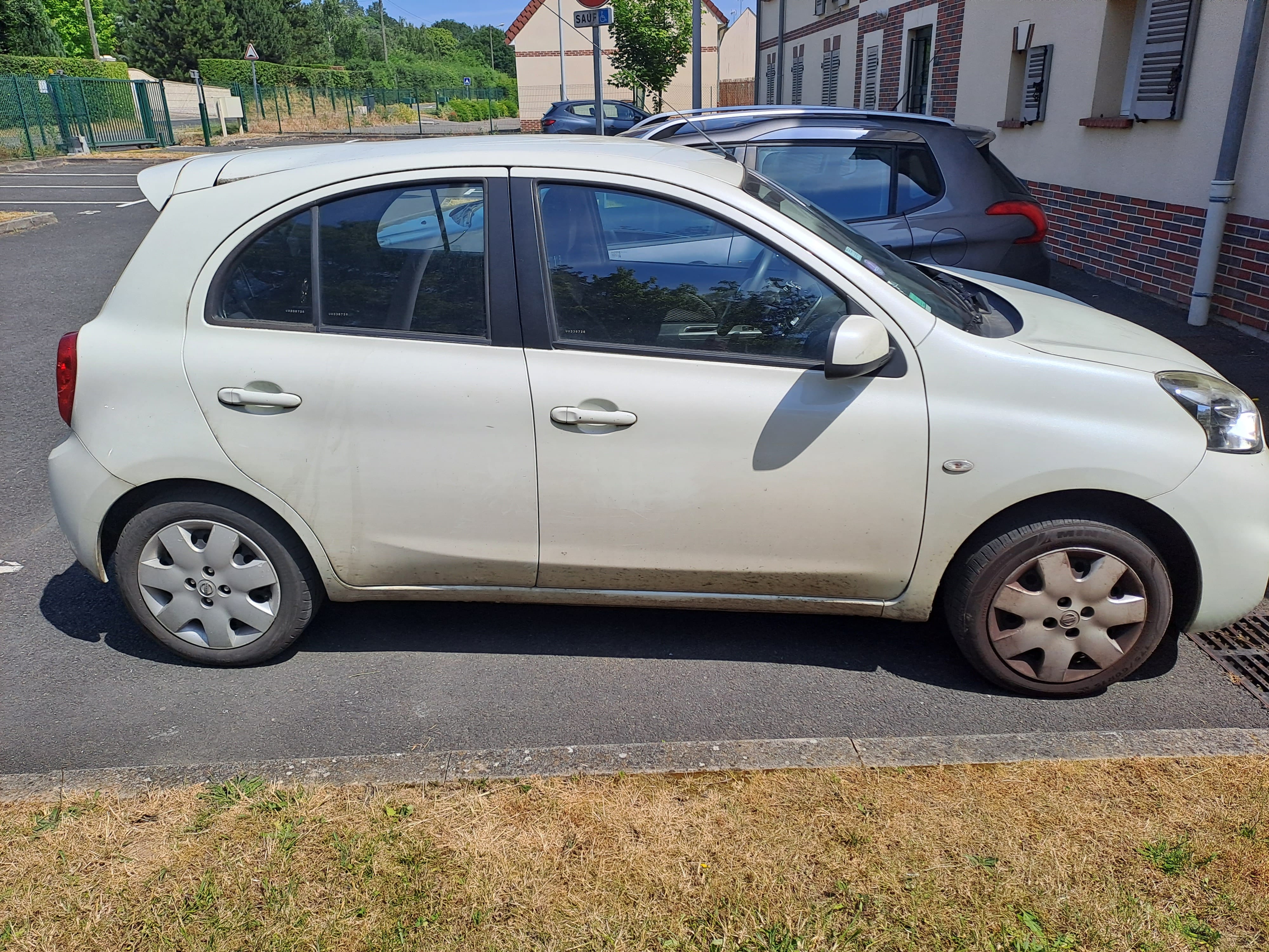 Nissan Micra avec Siège bébé