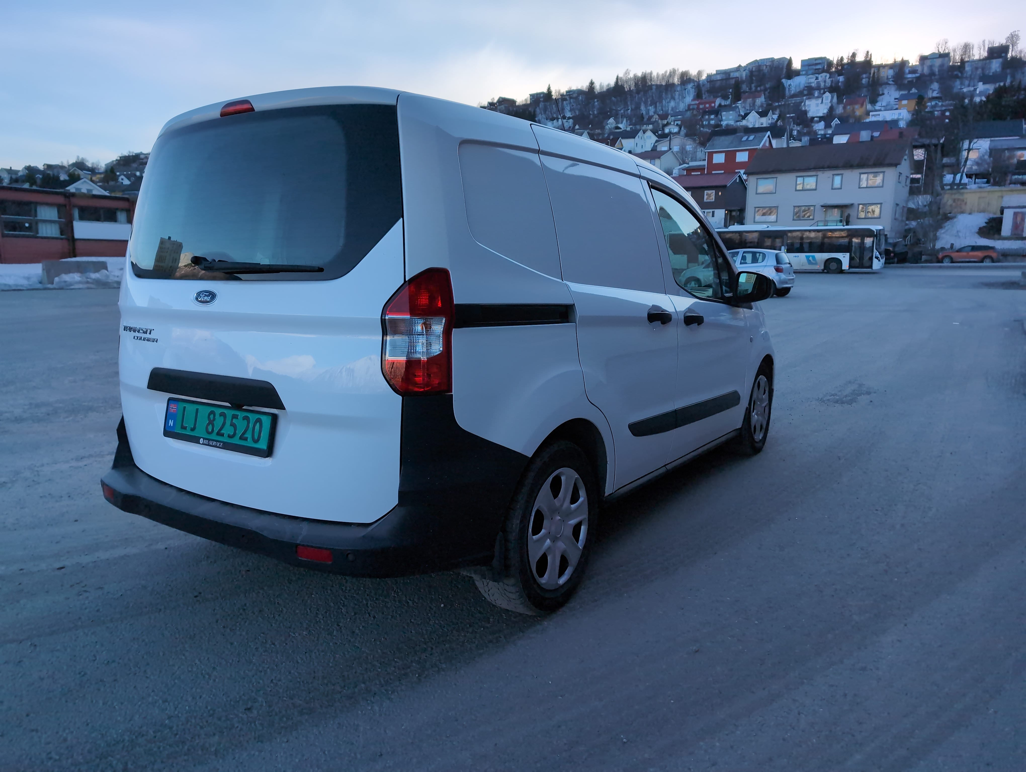 Ford Transit Courier Varebil with Dashcam