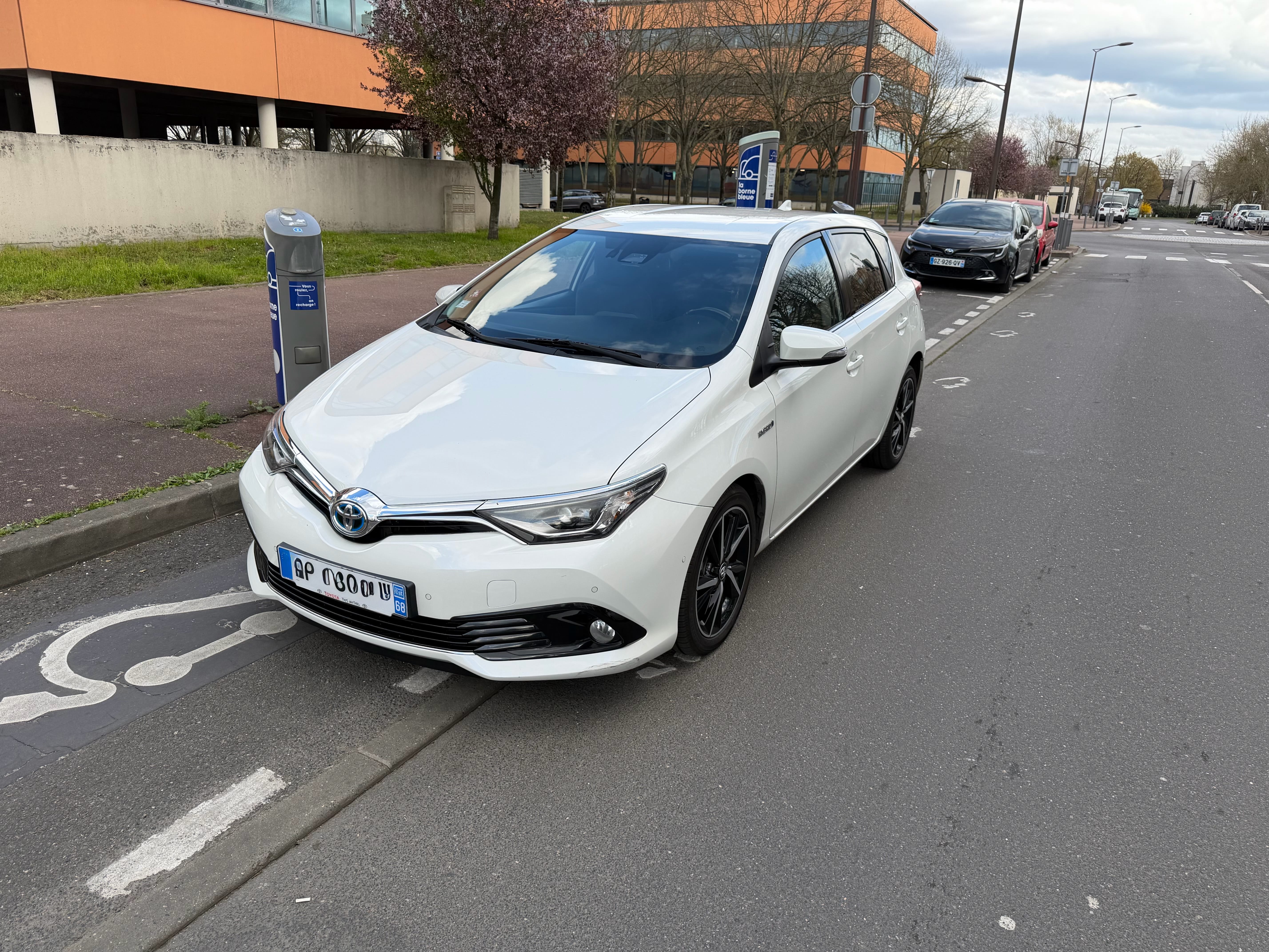 Toyota Auris, 2017, Essence 95 / Électrique (hybride), automatique