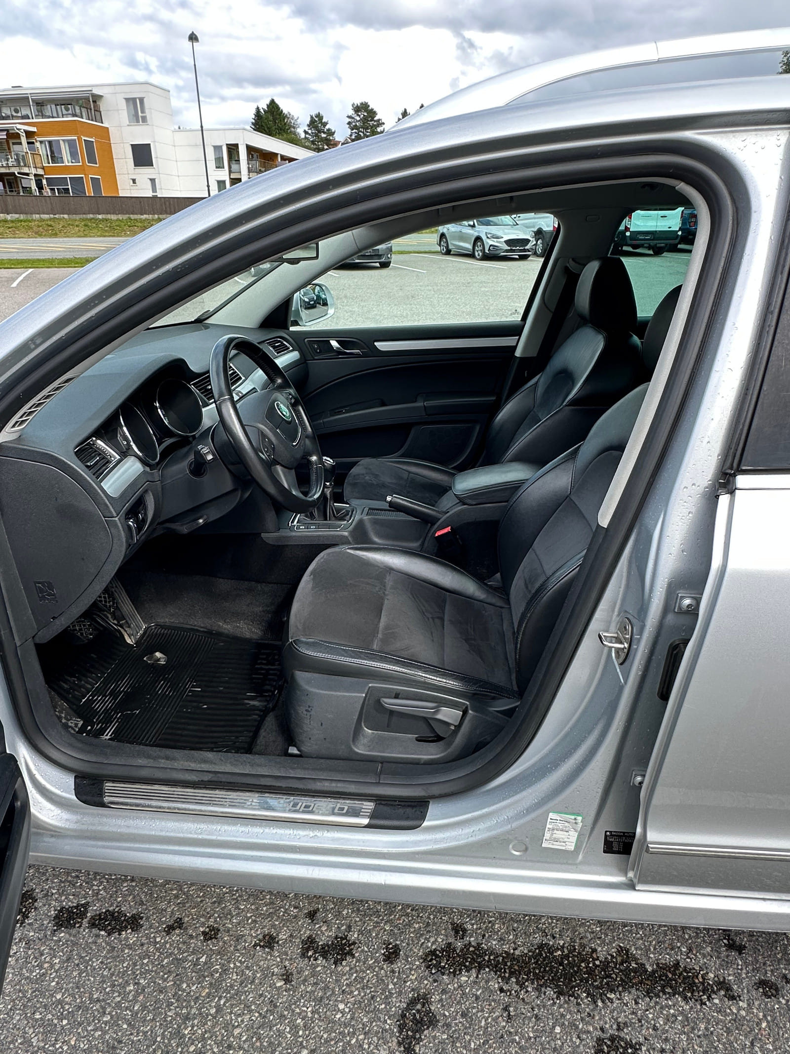 Skoda Superb med Skiboks