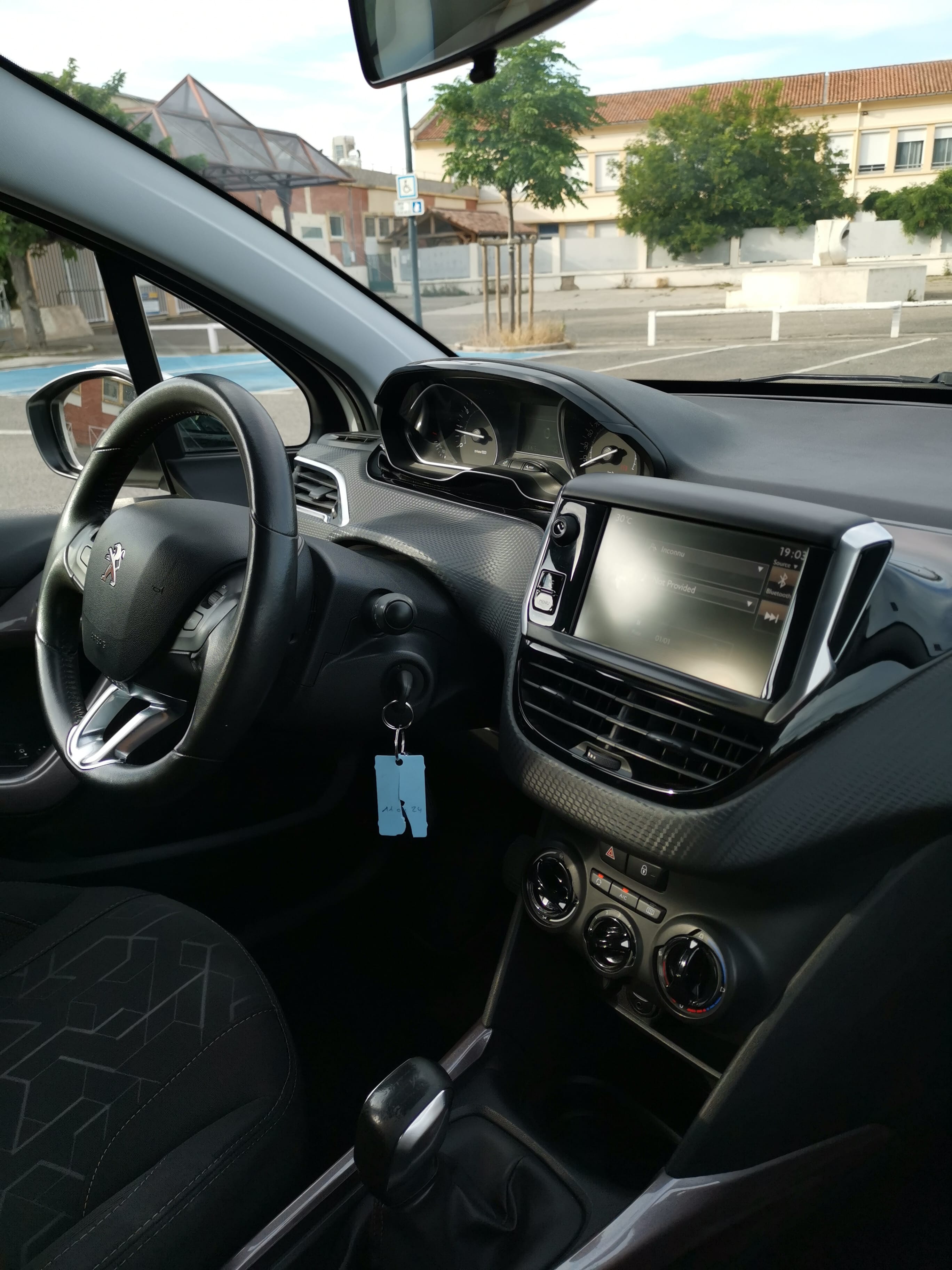 Peugeot 2008 Style 1.2l 82cv with Bluetooth audio
