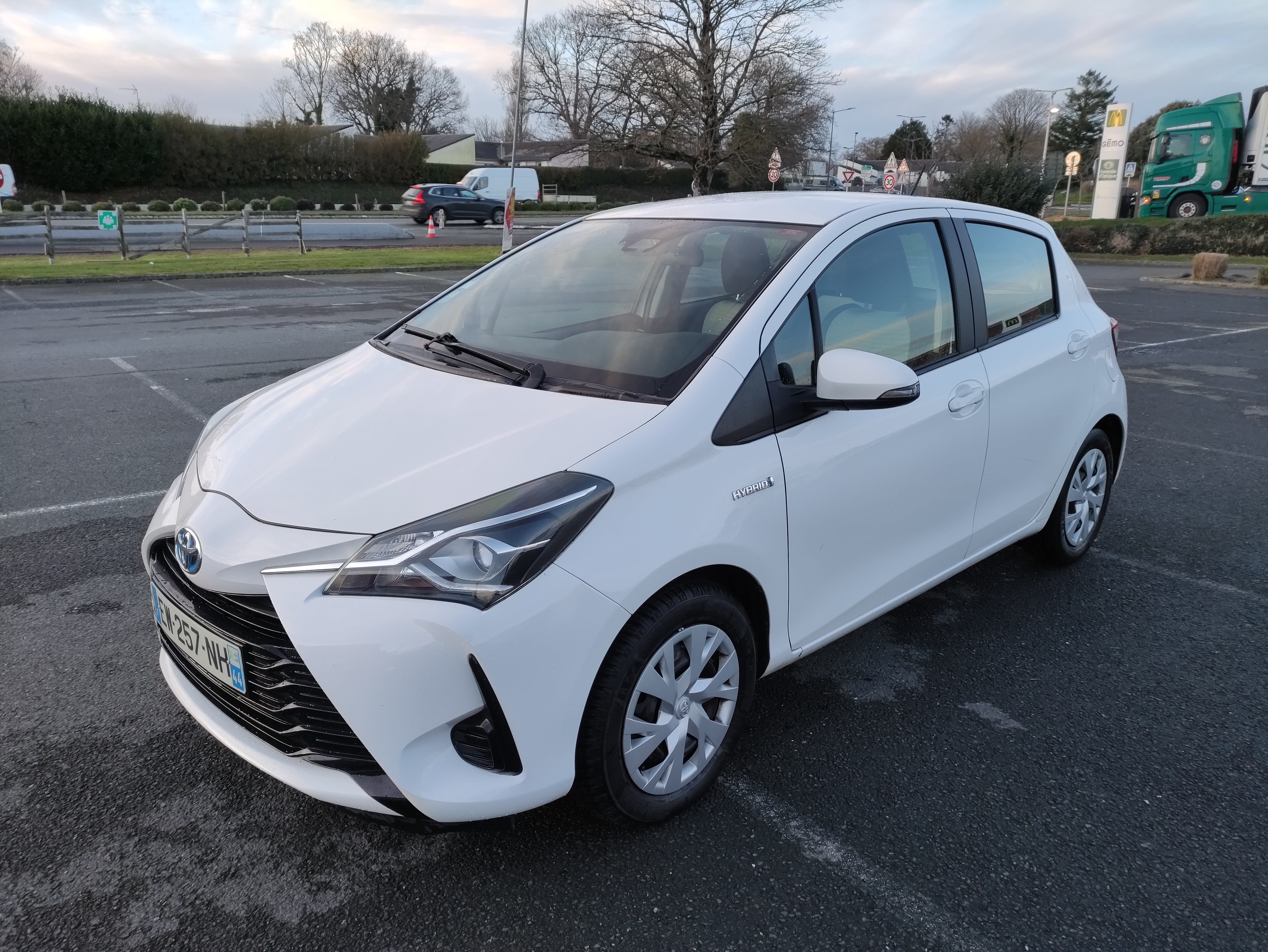 Toyota Yaris Hybride, 2018, Essence 95 / Électrique (hybride), automatique