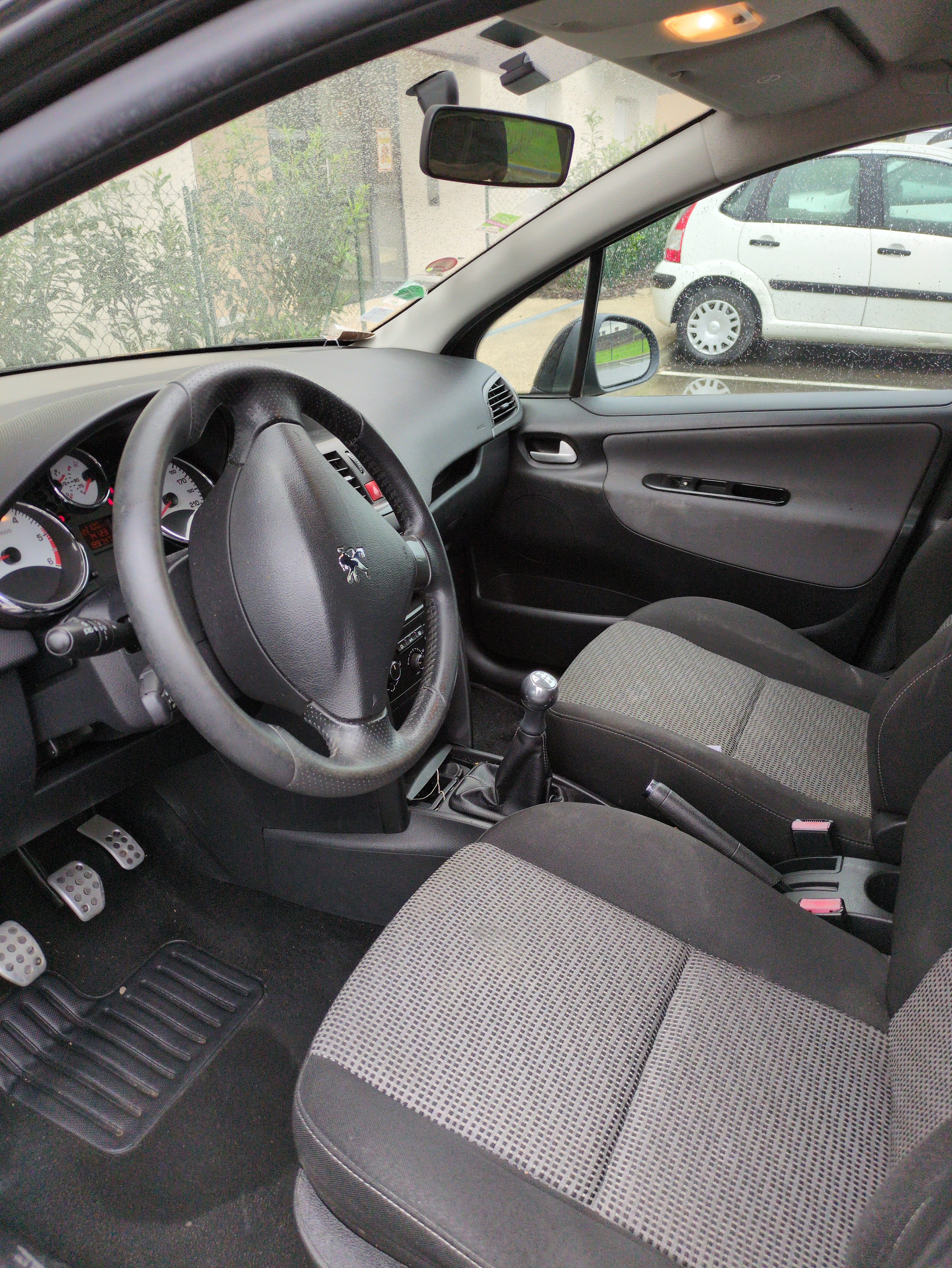 Peugeot 207 Carrosserie abîmee idéal skieurs avec Siège bébé