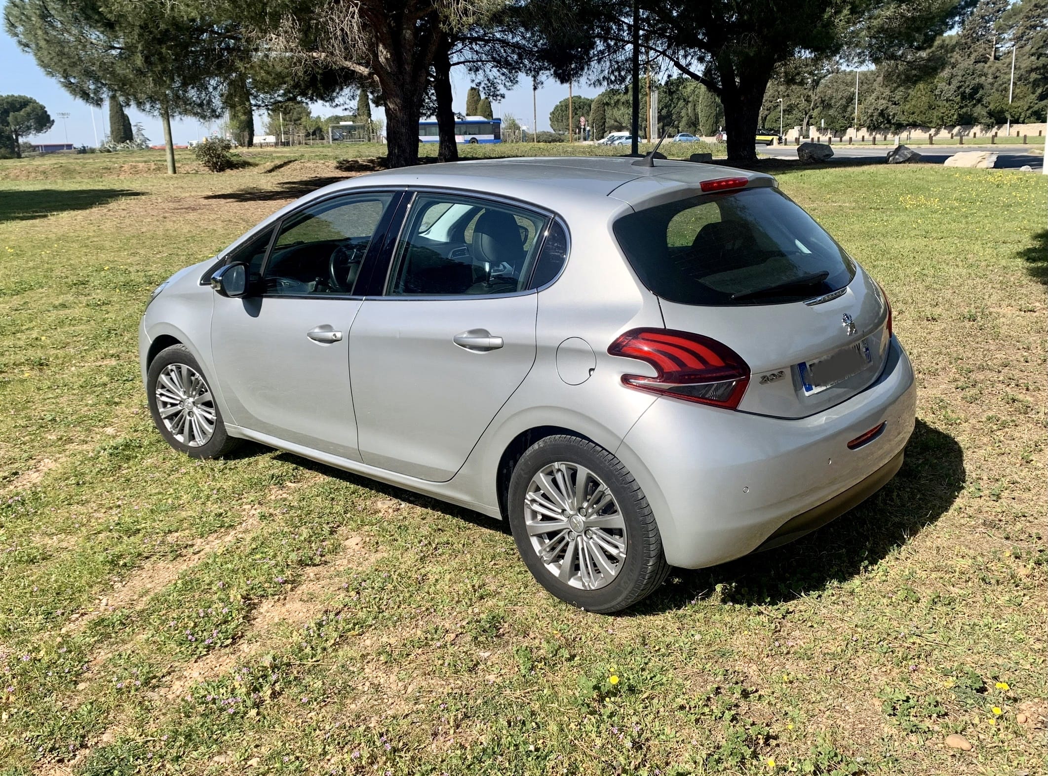 Peugeot 208 1.2 L  110 chevaux avec GPS