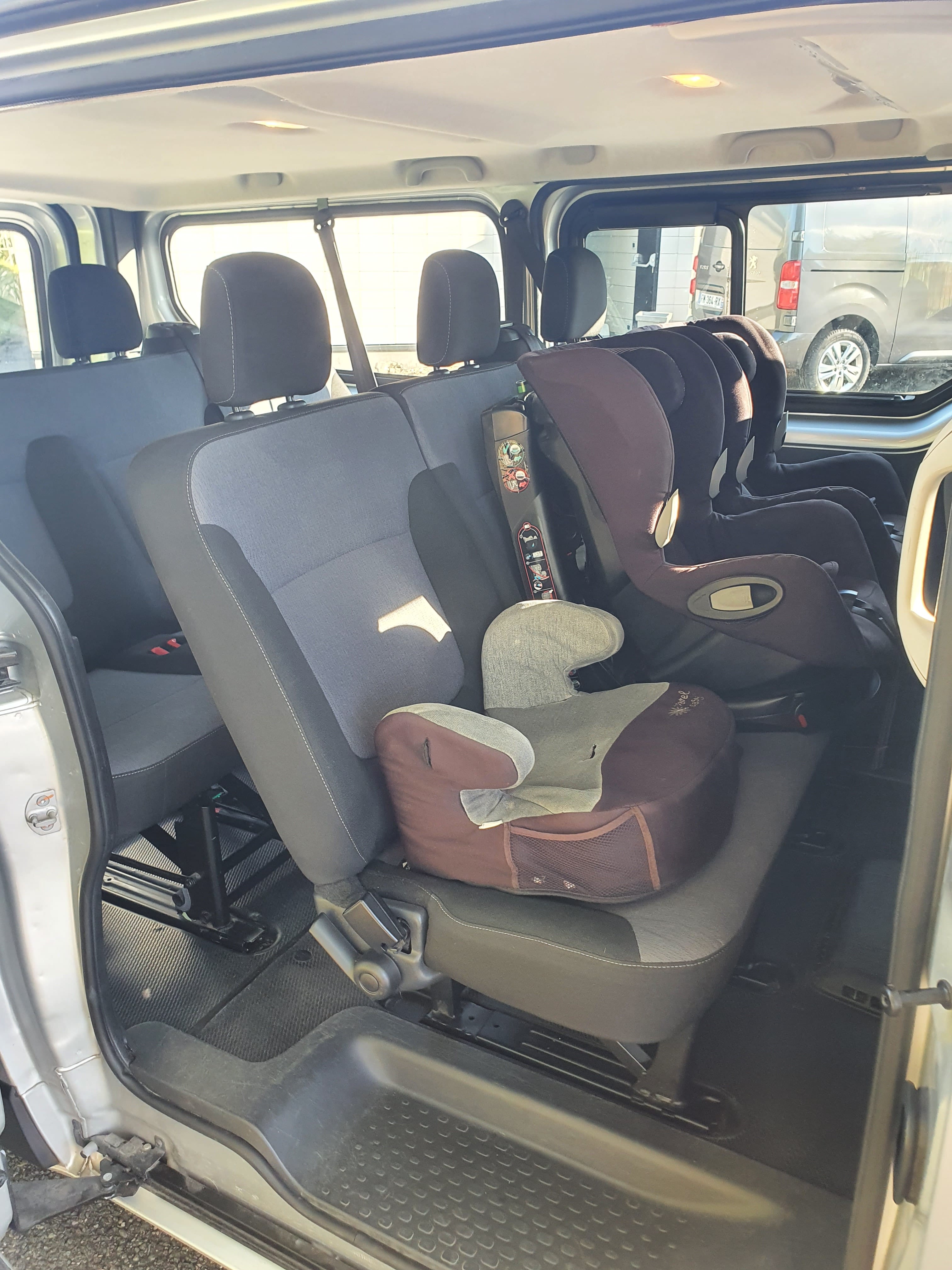 Opel Vivaro Combi avec Pneus neige