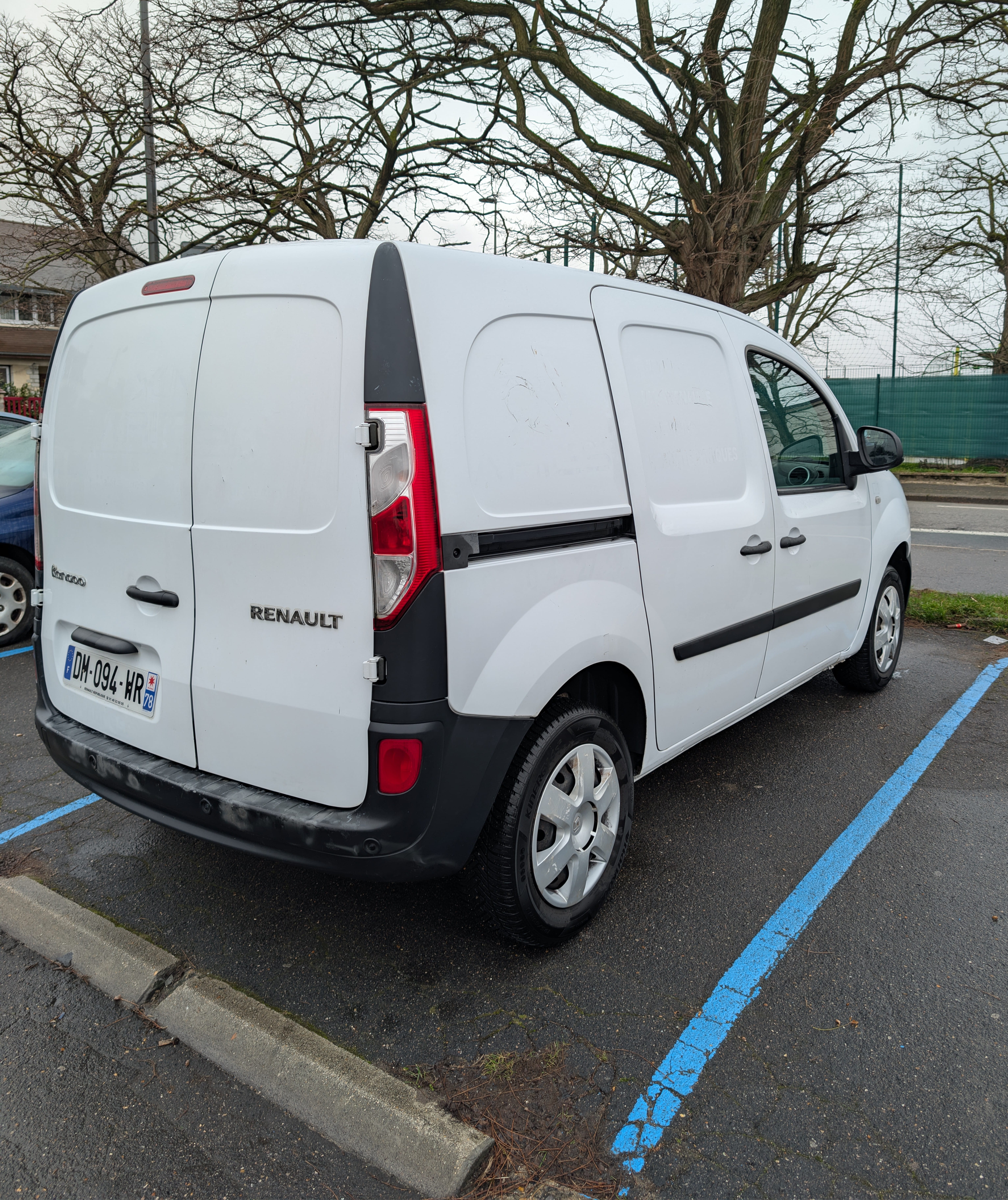 Renault Kangoo Express ​ – Parking gratuit– Idéal Déménagement & Achats avec Audio Bluetooth