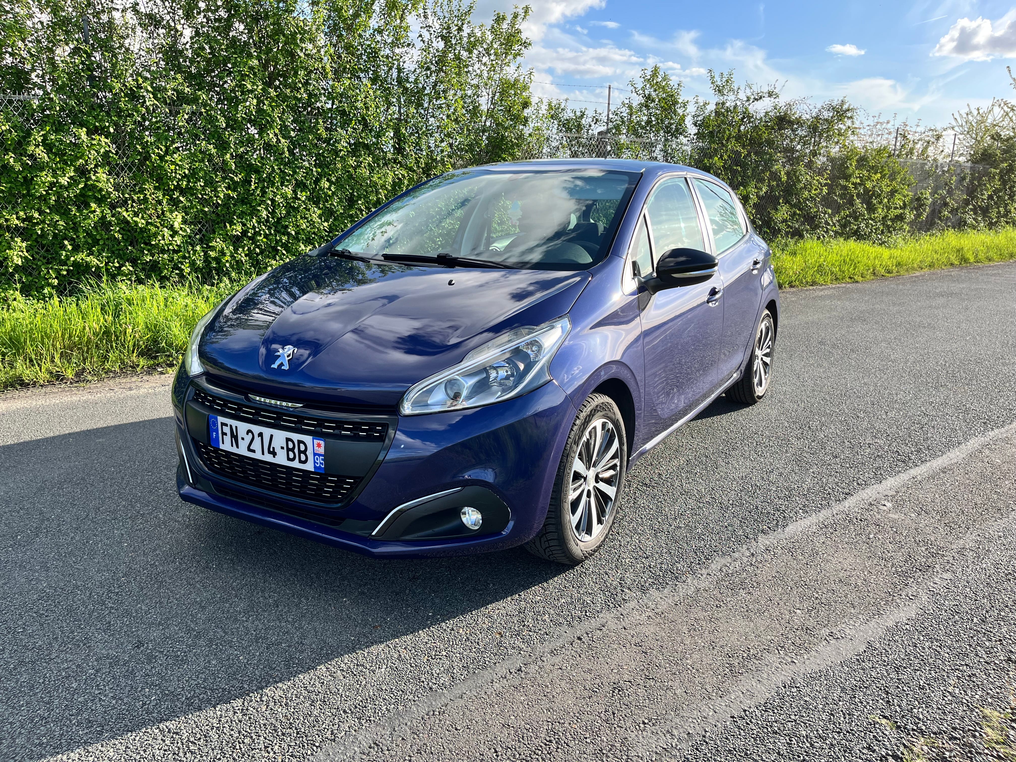 Peugeot 208 • Apple CarPlay • Toit panoramique • Sièges chauffants, 2017, Essence 95