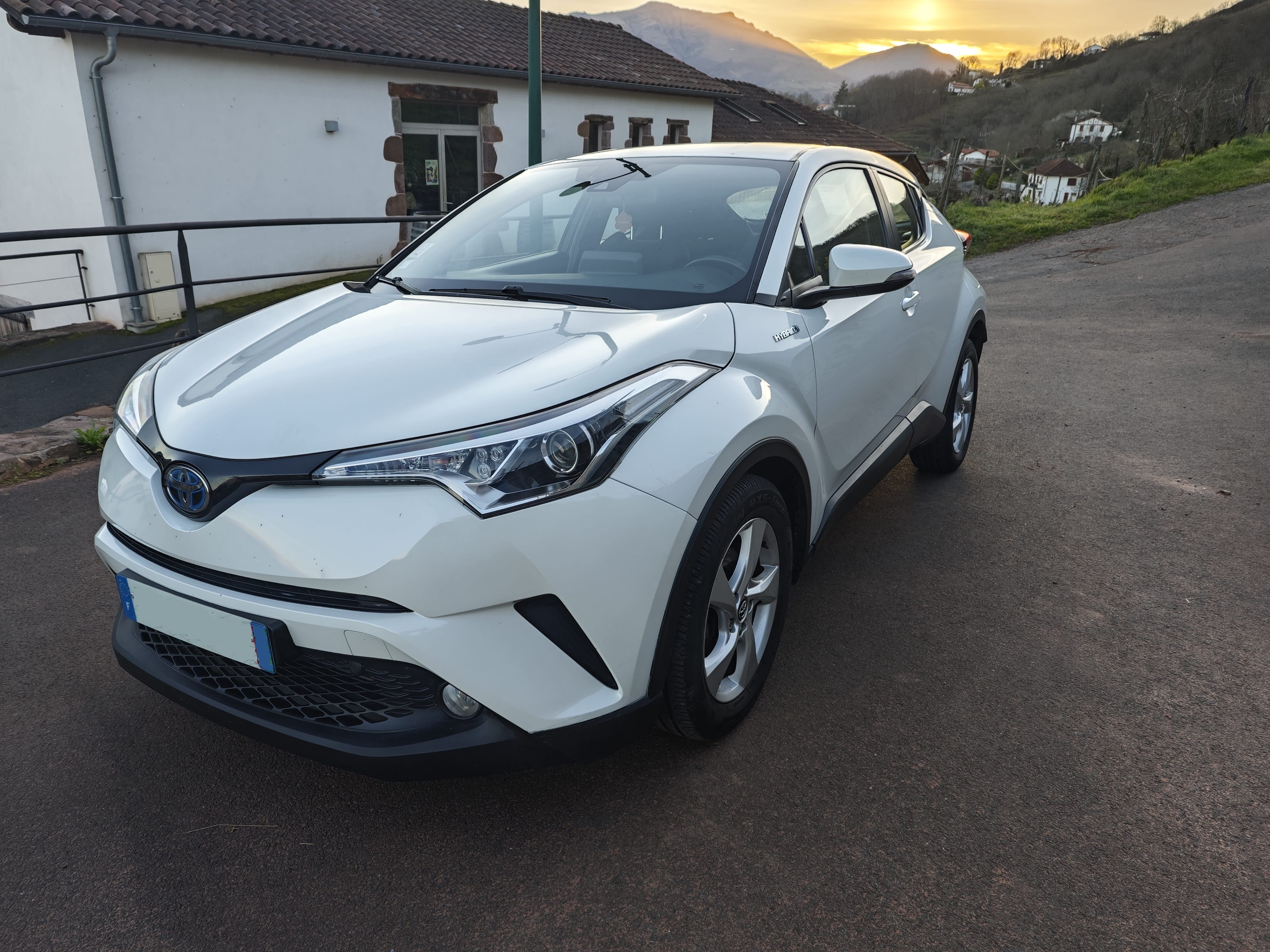 Toyota C-HR Hybrid 1.8 122 ch, 2019, Essence 95 / Électrique (hybride), automatique