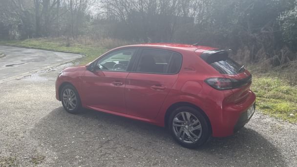 Peugeot 208 GT Line Peugeot 208 GT-Line – Sport, Moderne & Confort – Disponible 24/7 à Bordeaux avec Android Auto