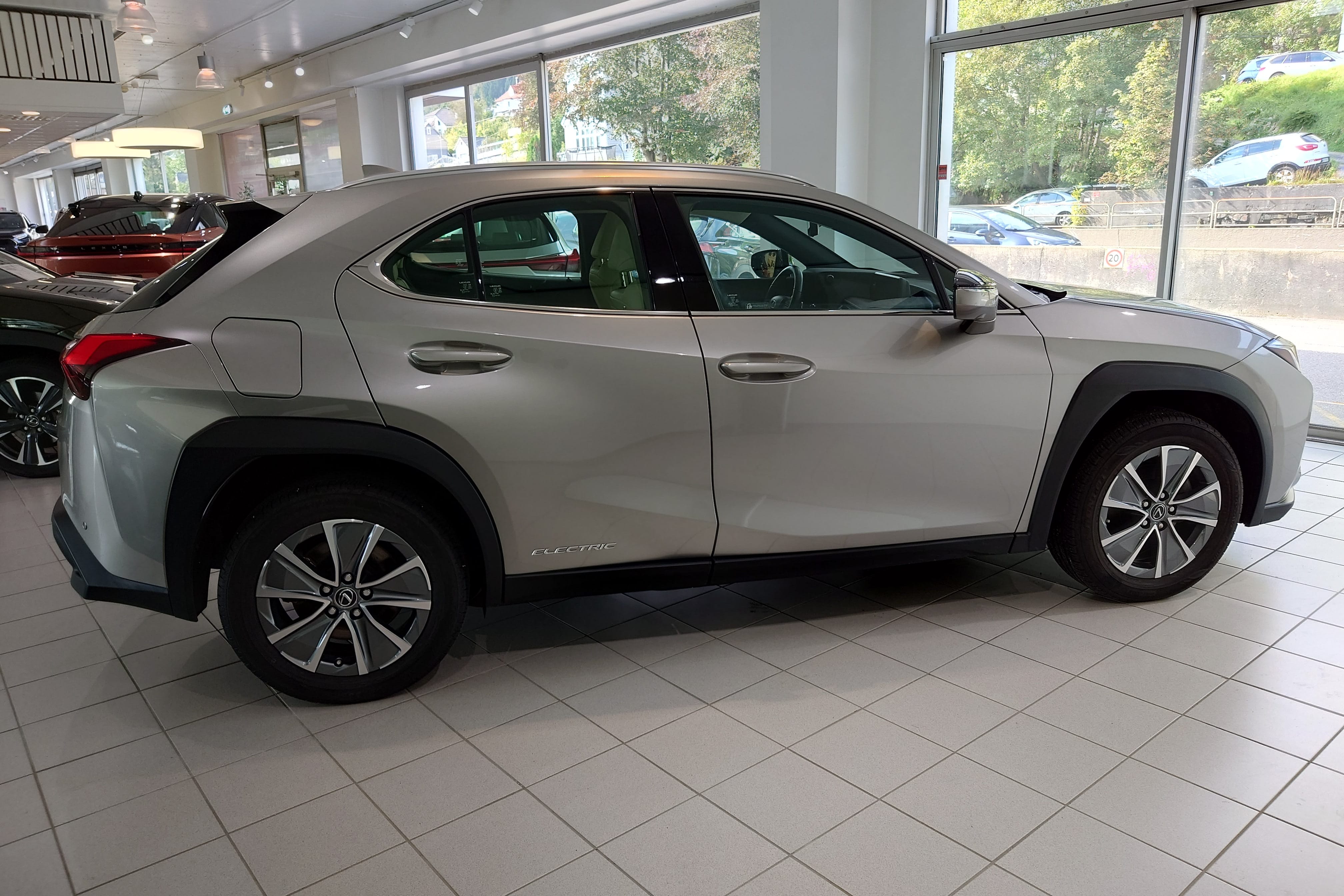 Lexus UX 300E med Aircondition