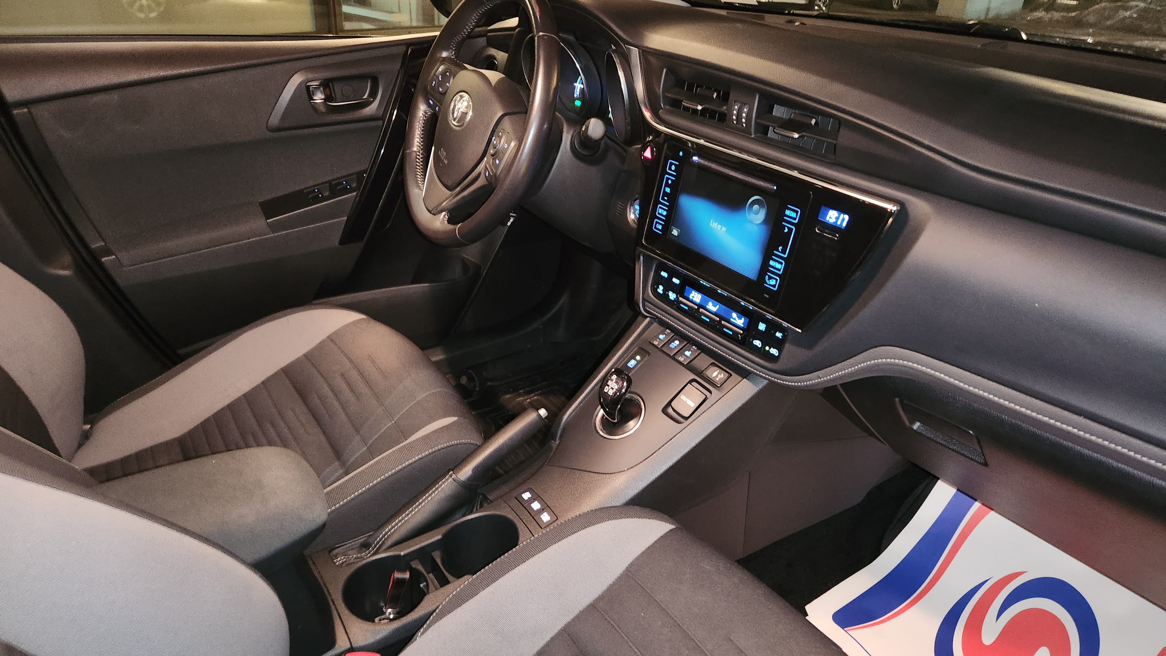 Toyota Auris Touring Sports 1,8 Hybrid, Automat, perfekt for korte og lange kjøreturer. inkl Beboerkort parkering avec Régulateur de vitesse