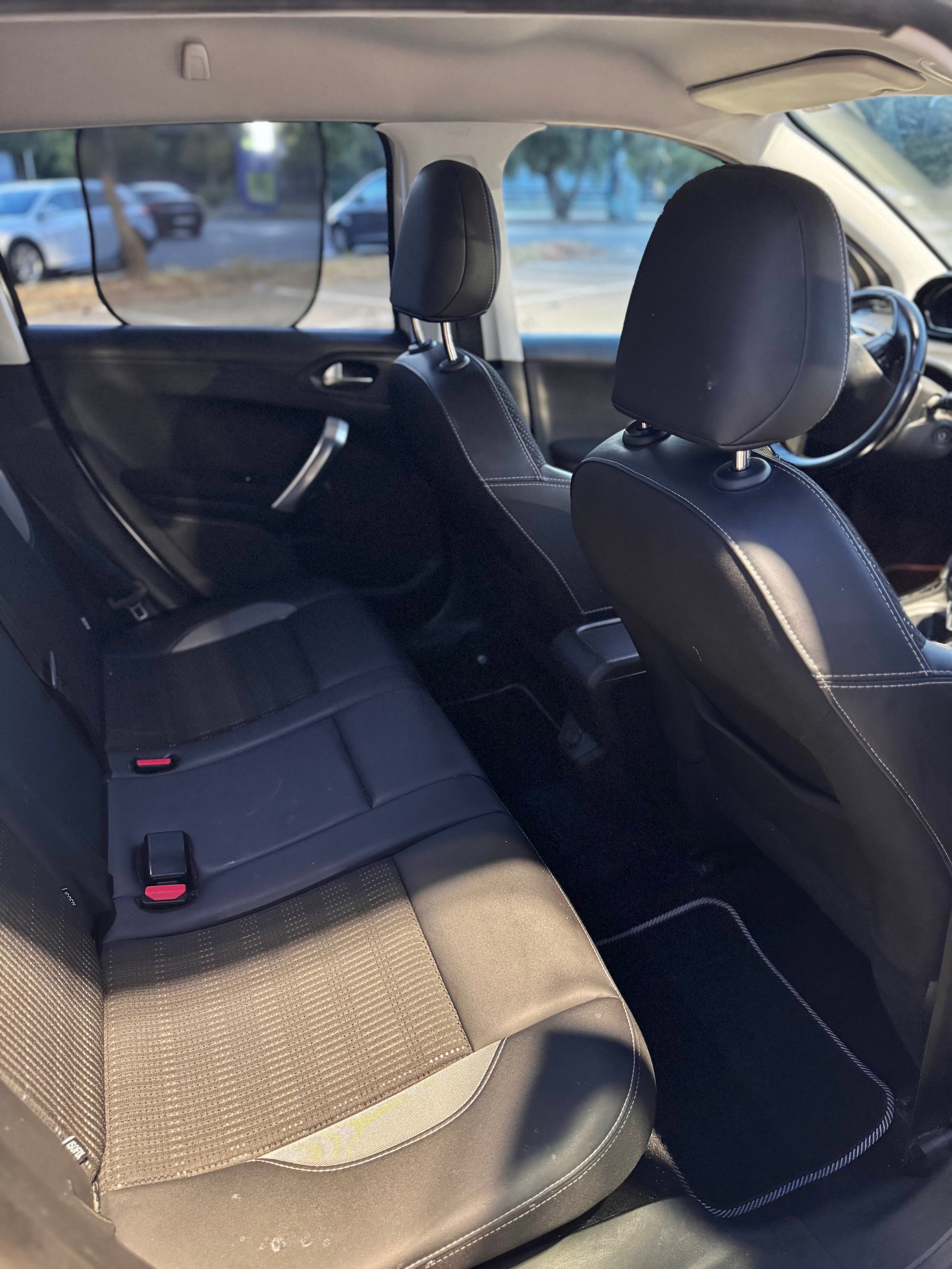 Peugeot 2008 mit Kindersitz
