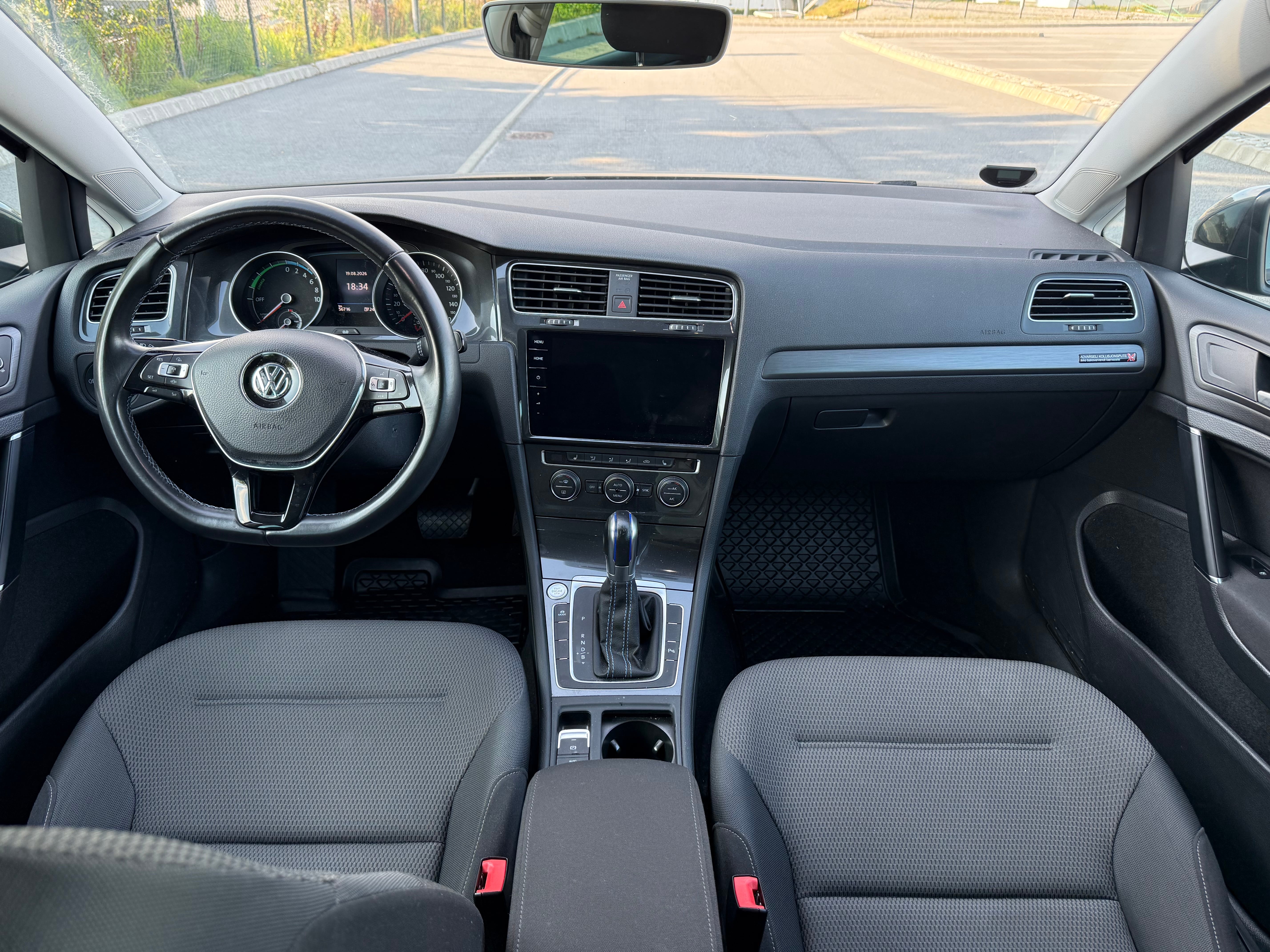 Volkswagen e-Golf with GPS