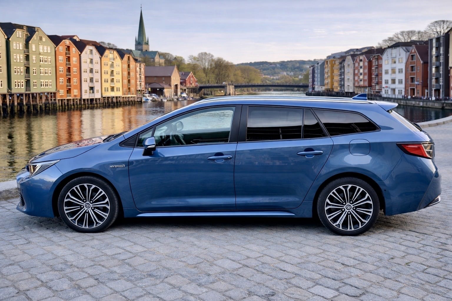 Toyota Corolla 1.8 Hybrid (Petrol–Electric) med Ryggekamera