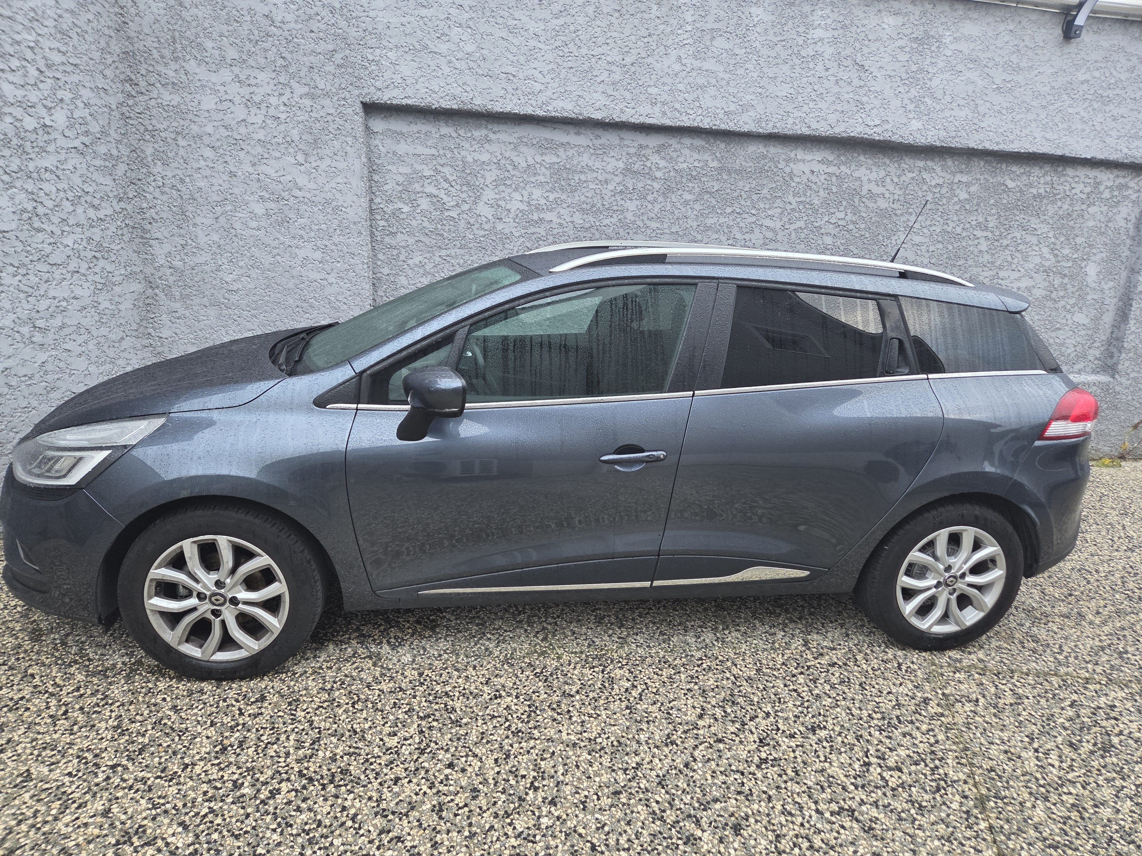 Renault Clio Estate Break 90 CV Essence, faible consommation, pneus neige with Air conditioning