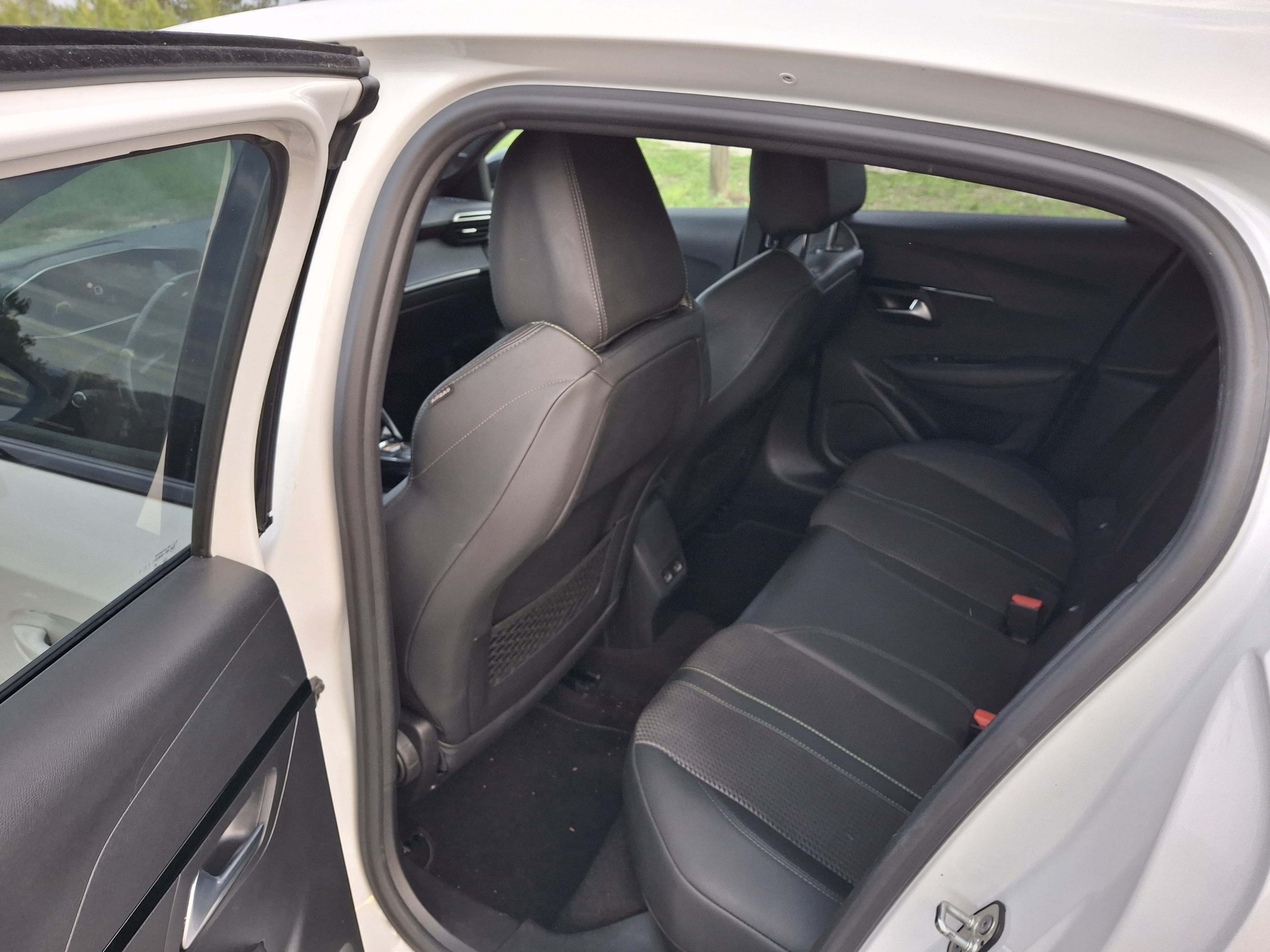 Peugeot 208 130ch avec Pneus neige