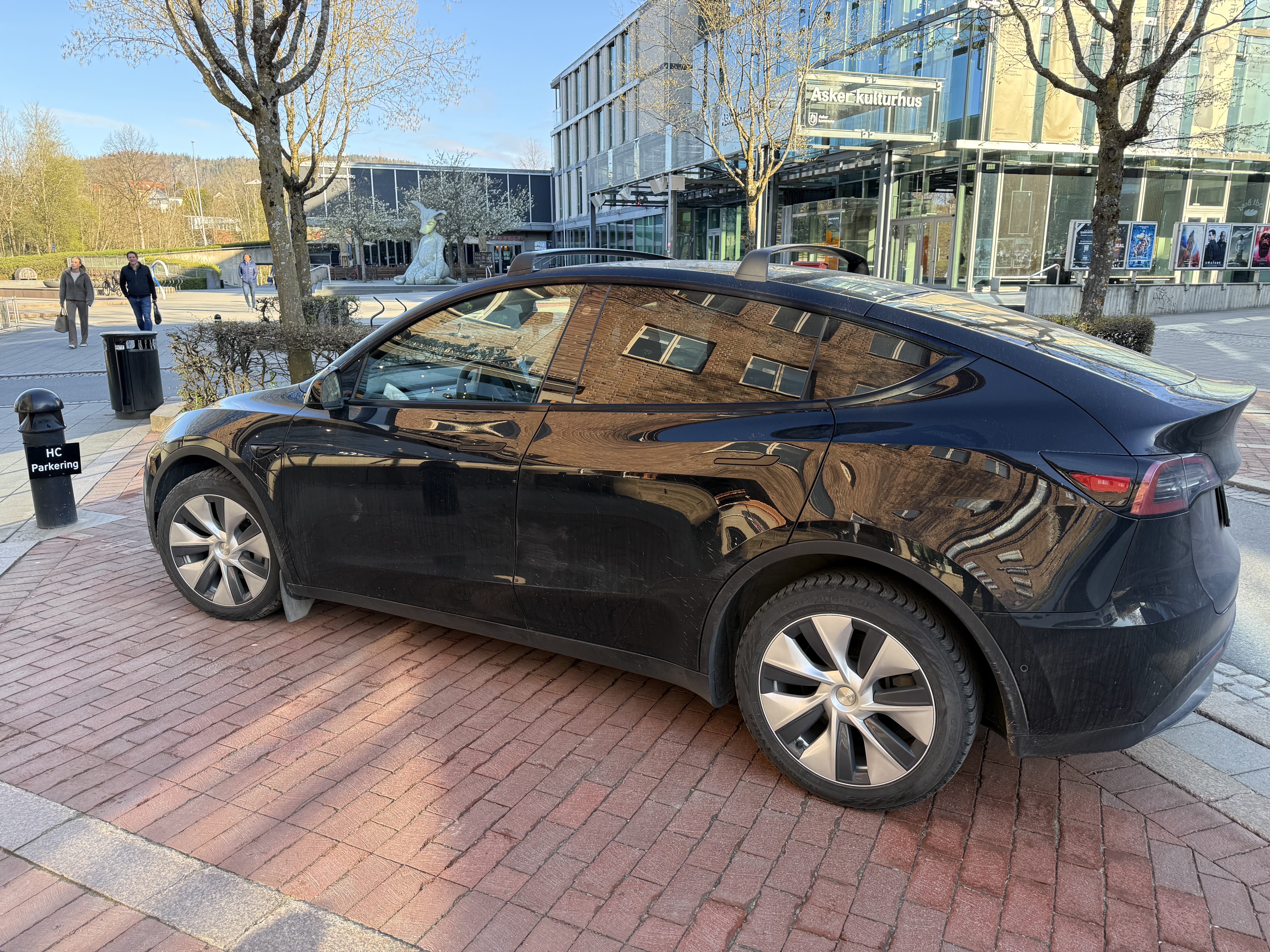 Tesla Model Y med GPS