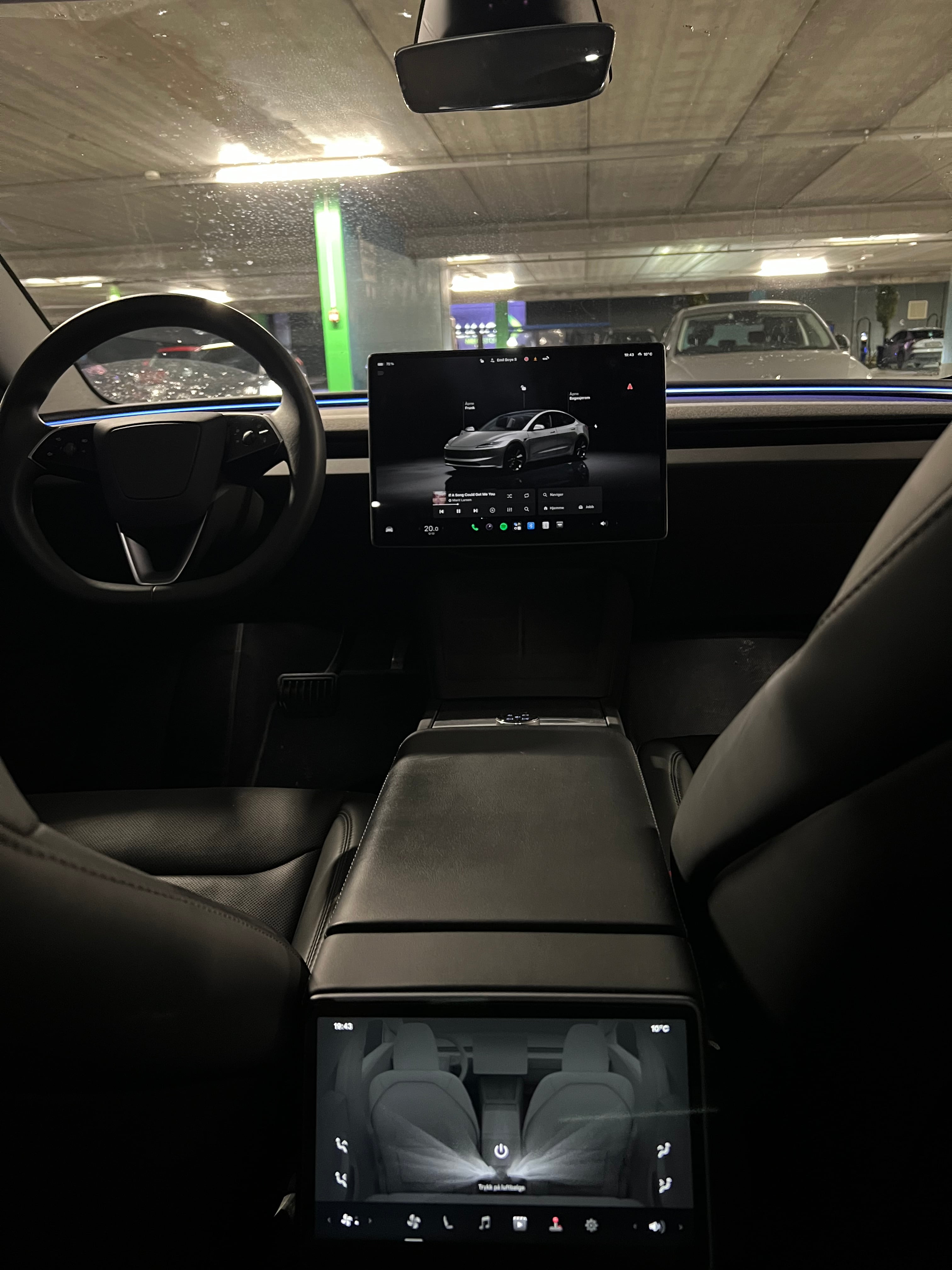 Tesla Model 3 Long Range mit Navigationsgerät