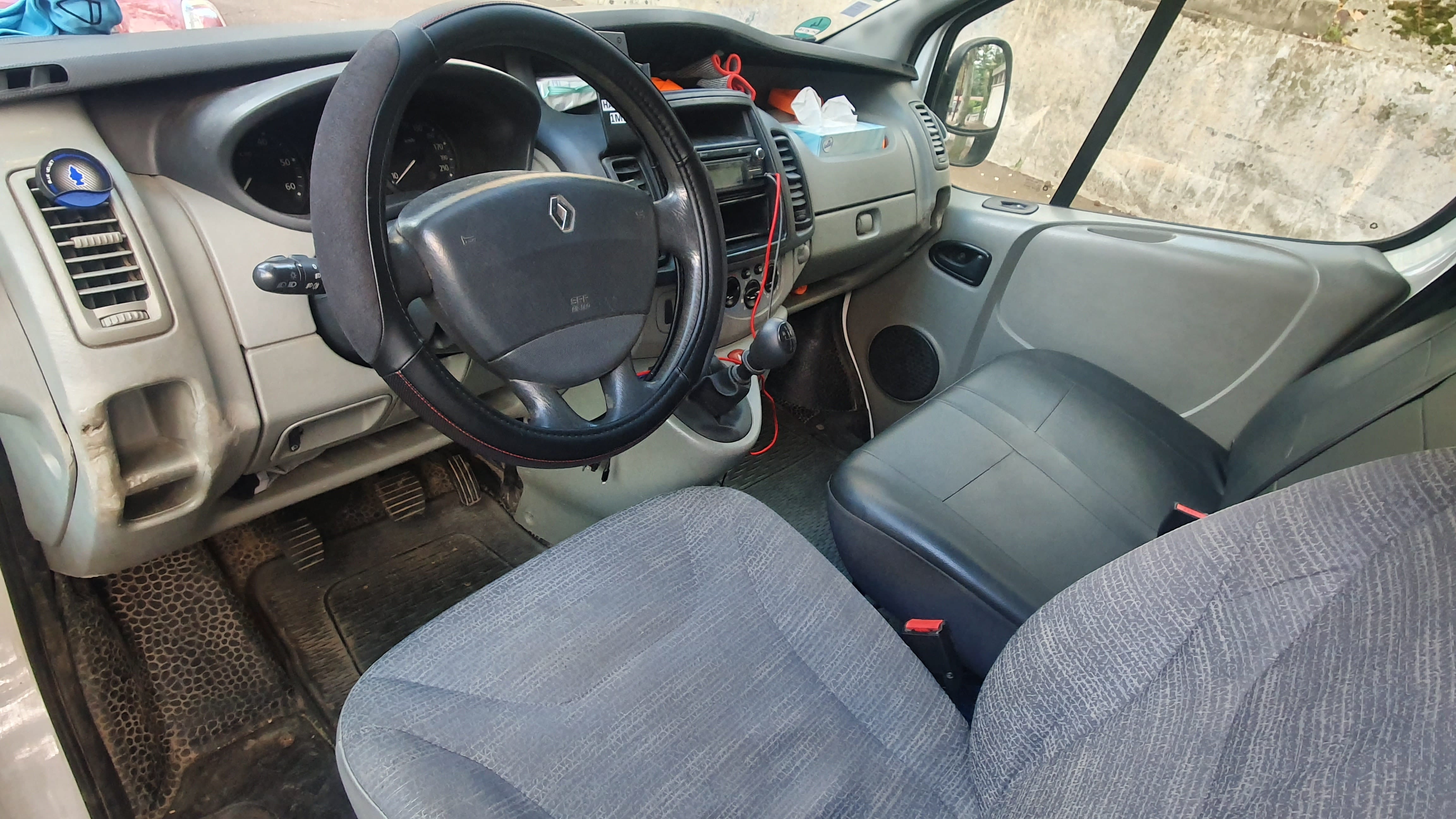 Renault Trafic Rallongé 7M3 + Caméra de recul avec Audio Bluetooth
