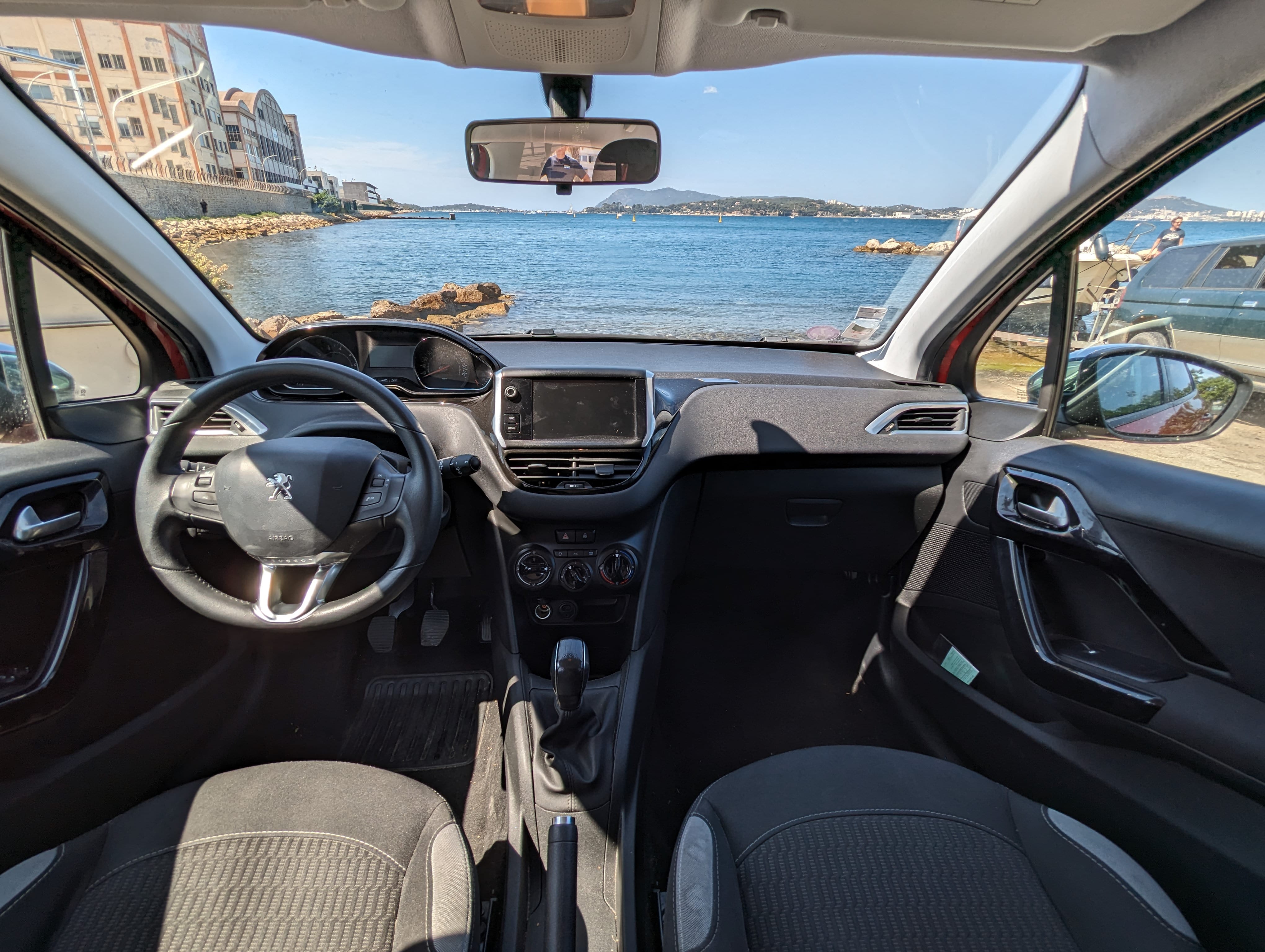 Peugeot 208 Rouge avec Siège bébé