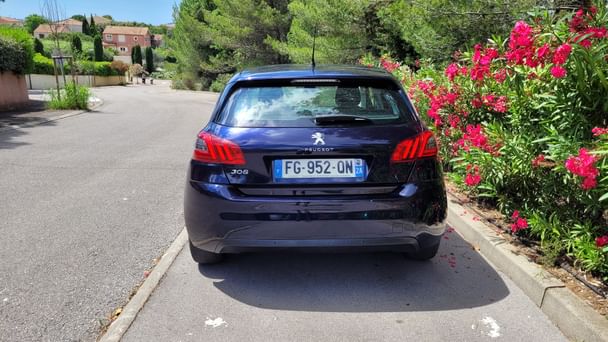 Peugeot 308 Juste en face de l'entrée départ l’aéroport de Montpellier avec Régulateur de vitesse