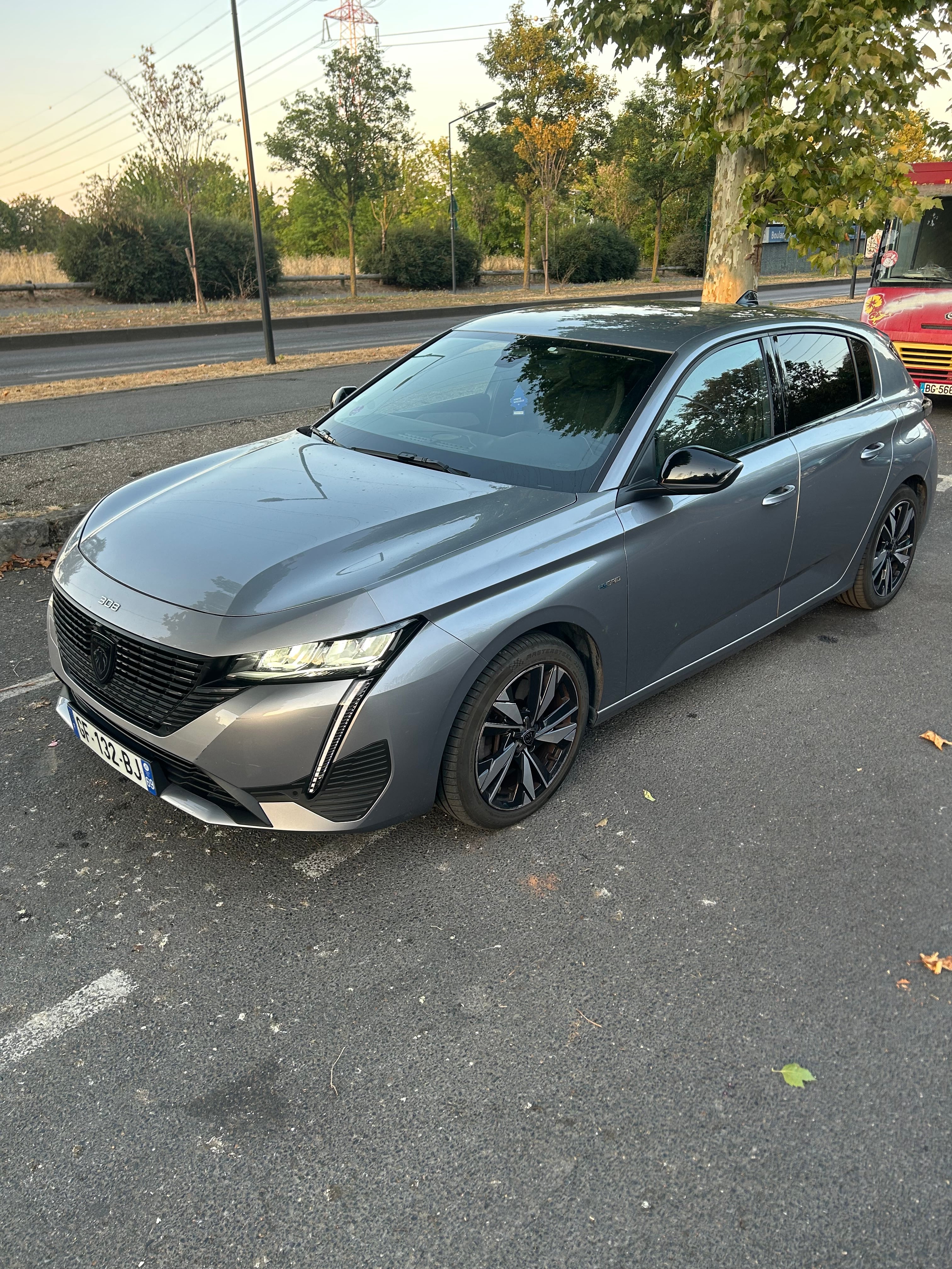 Peugeot 308, 2022, Essence 95 / Électrique (hybride), automatique