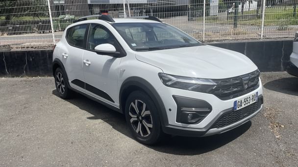 Dacia Sandero Stepway Véhicule premium près de l’aéroport, pour pro et vacanciers - À 3 min de l’aéroport avec Entrée audio / iPod