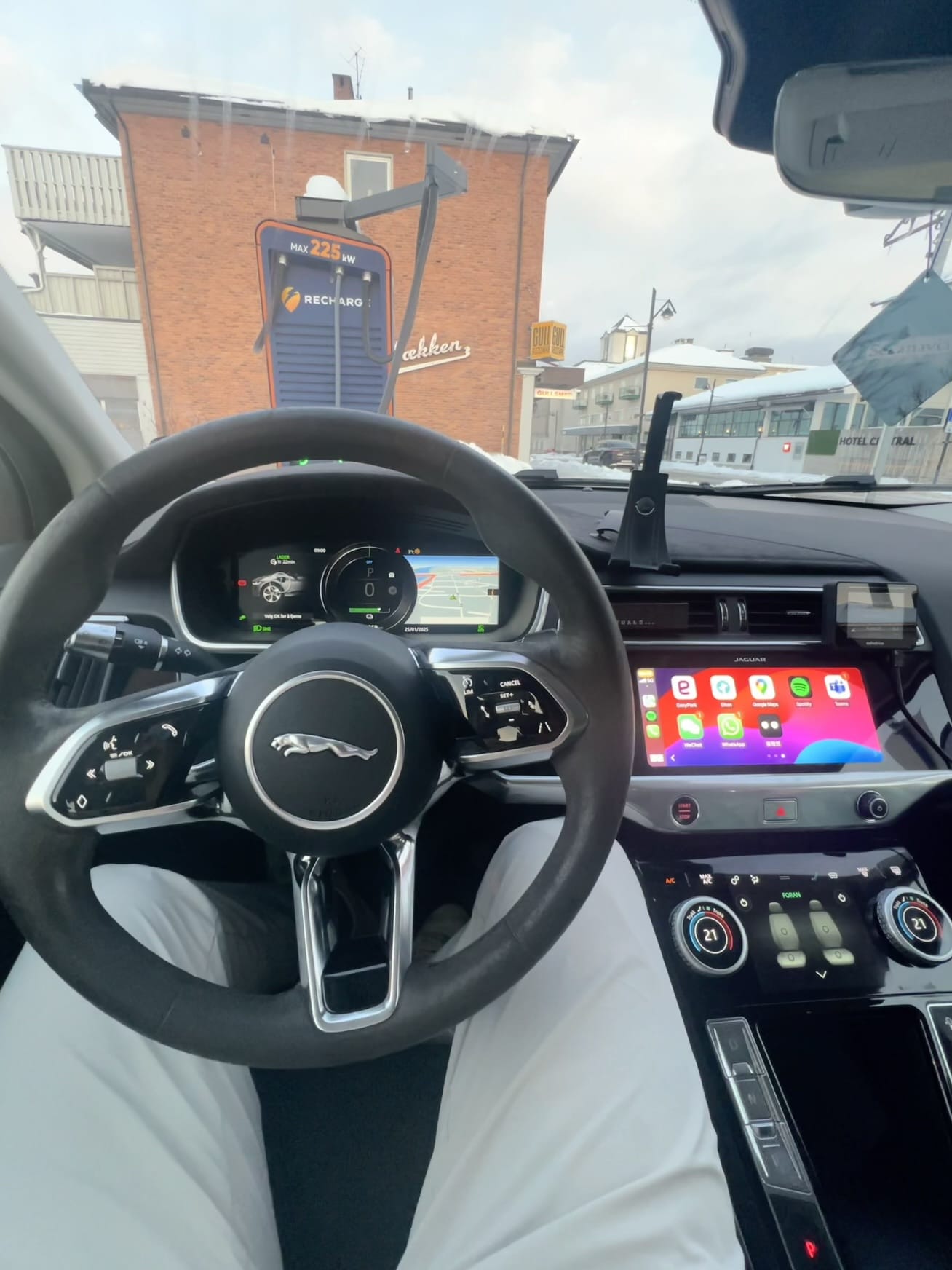 Jaguar I-Pace EV400 HSE 400hk with GPS