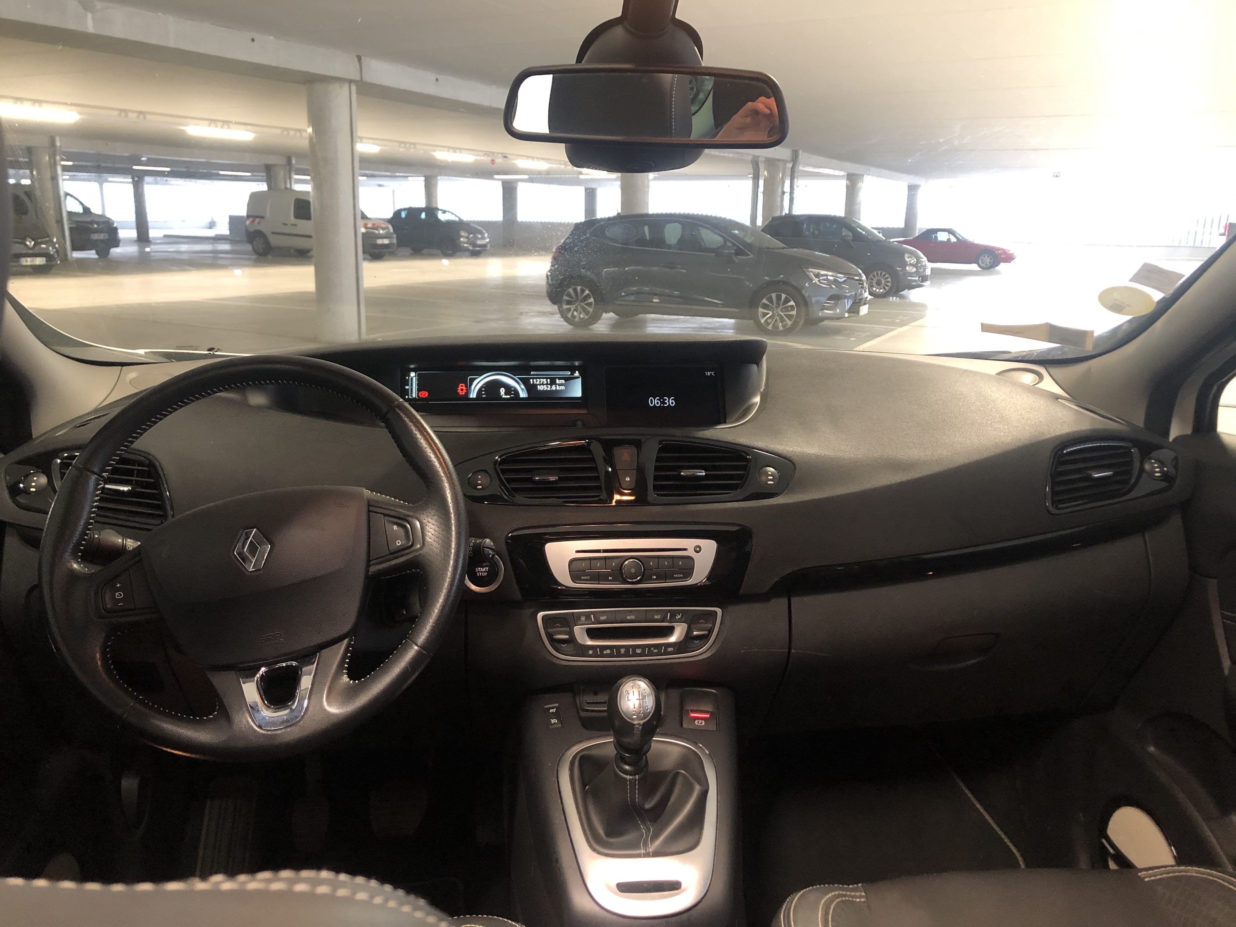 Renault Grand Scenic  Louez le Renault Grand Scénic 7 Places – Spacieux, Confortable et Économique ! avec Audio Bluetooth