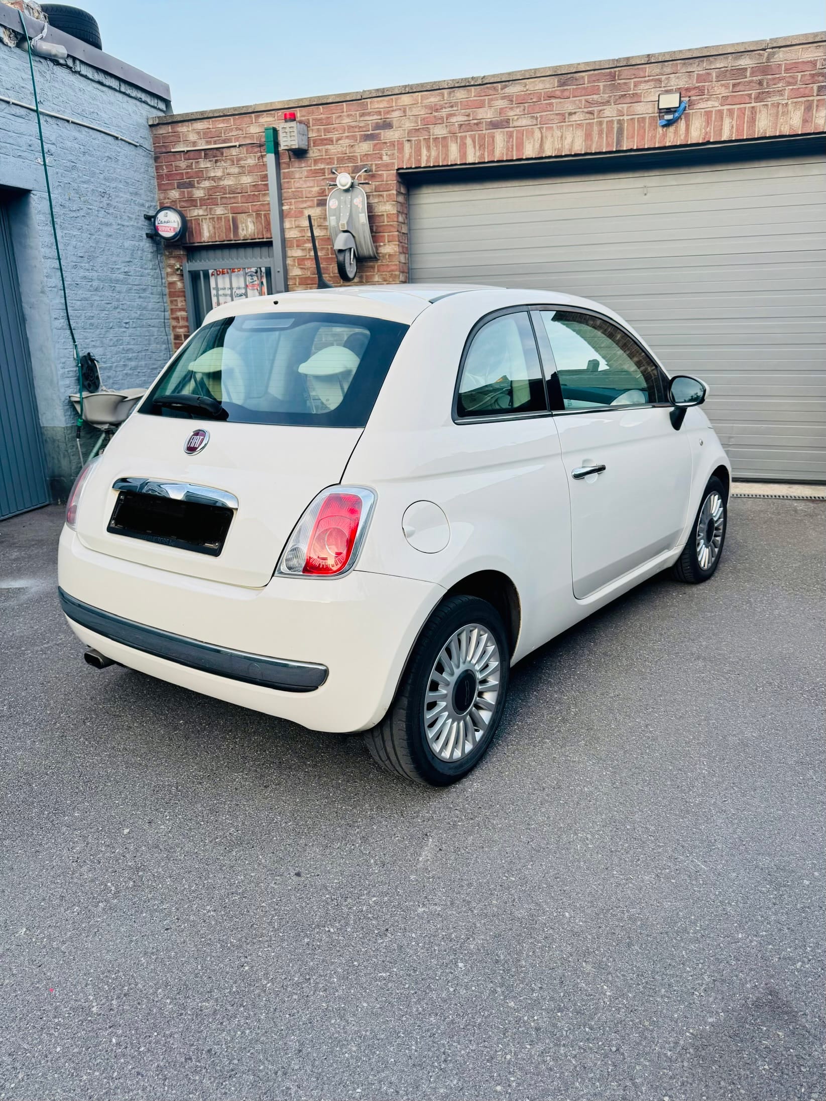 Fiat 500 1.2  Aeroport Charleroi with USB charging ports