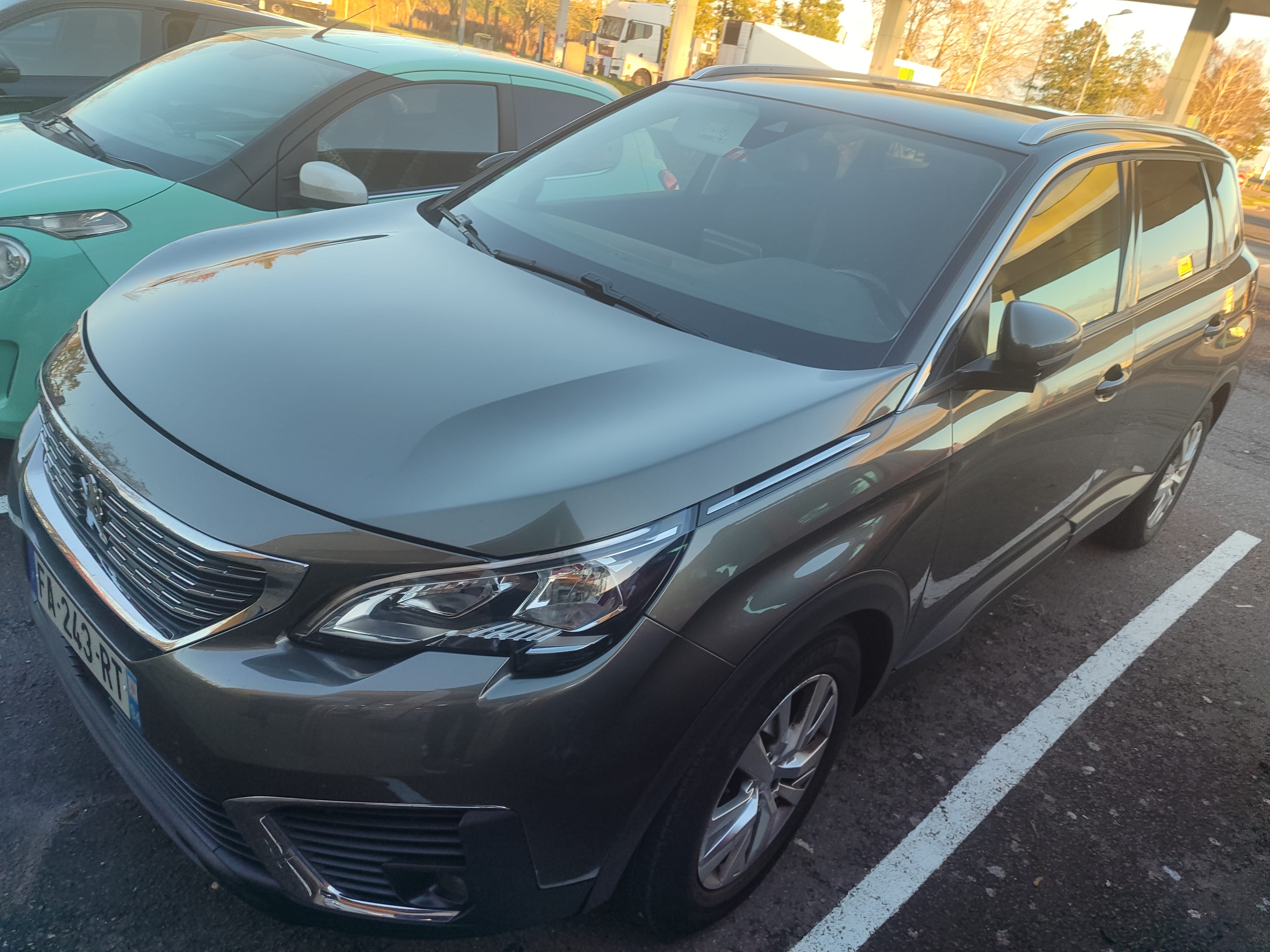 Peugeot 5008 avec GPS