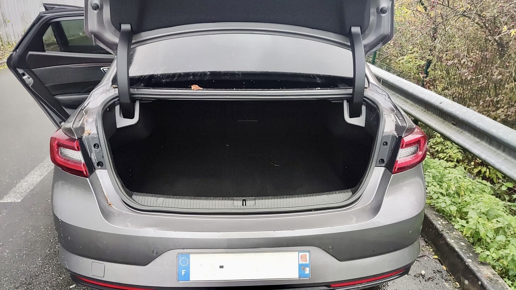 Renault Talisman  Louez la Renault Talisman – Luxe, Confort et Technologie pour un Voyage d’Exception ! avec Entrée audio / iPod