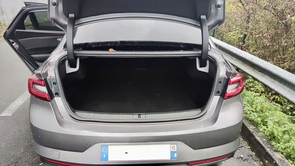 Renault Talisman Louez la Renault Talisman – Luxe, Confort et Technologie pour un Voyage d’Exception ! avec Entrée audio / iPod