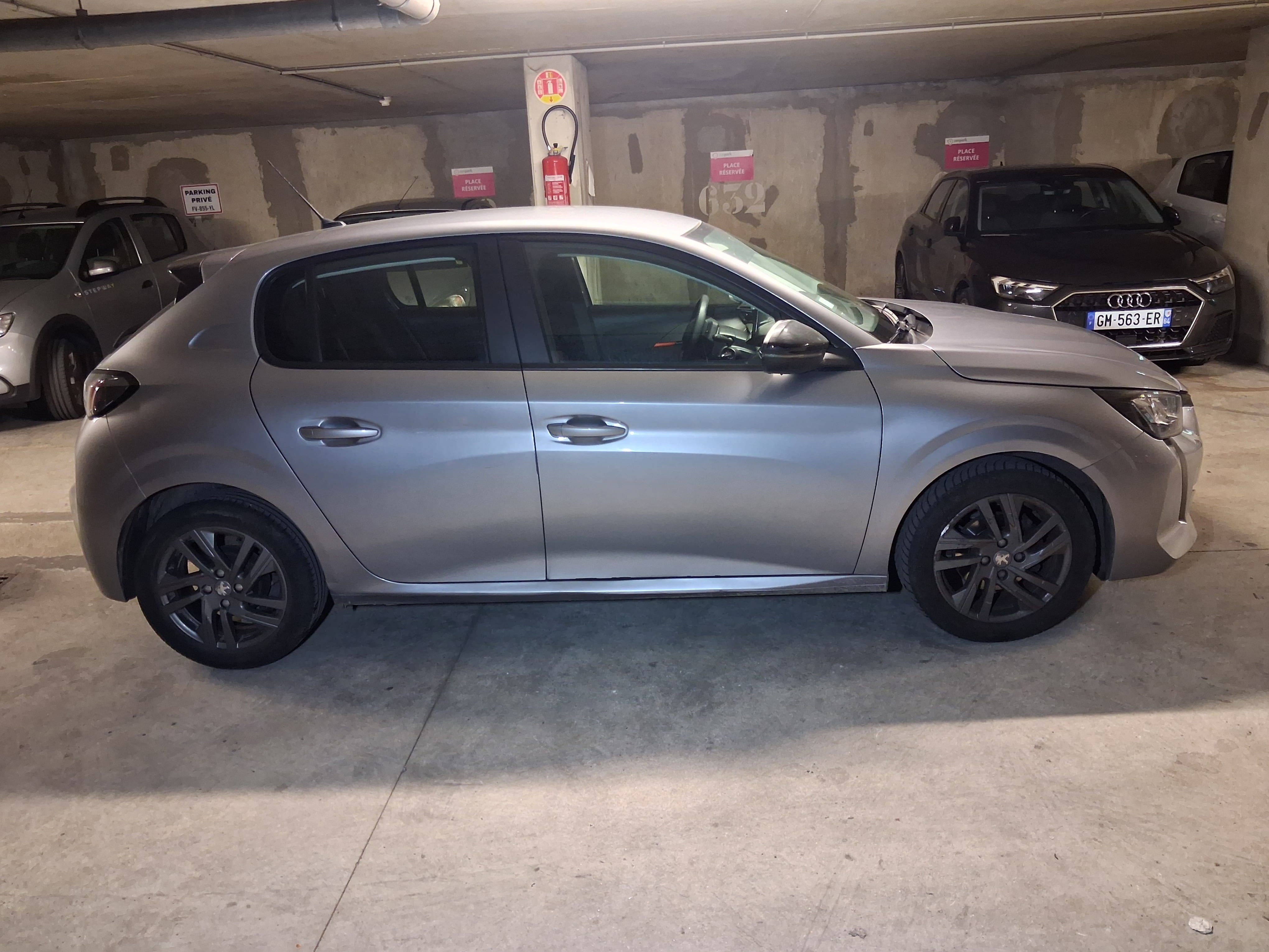 Peugeot 208 GE924 avec GPS