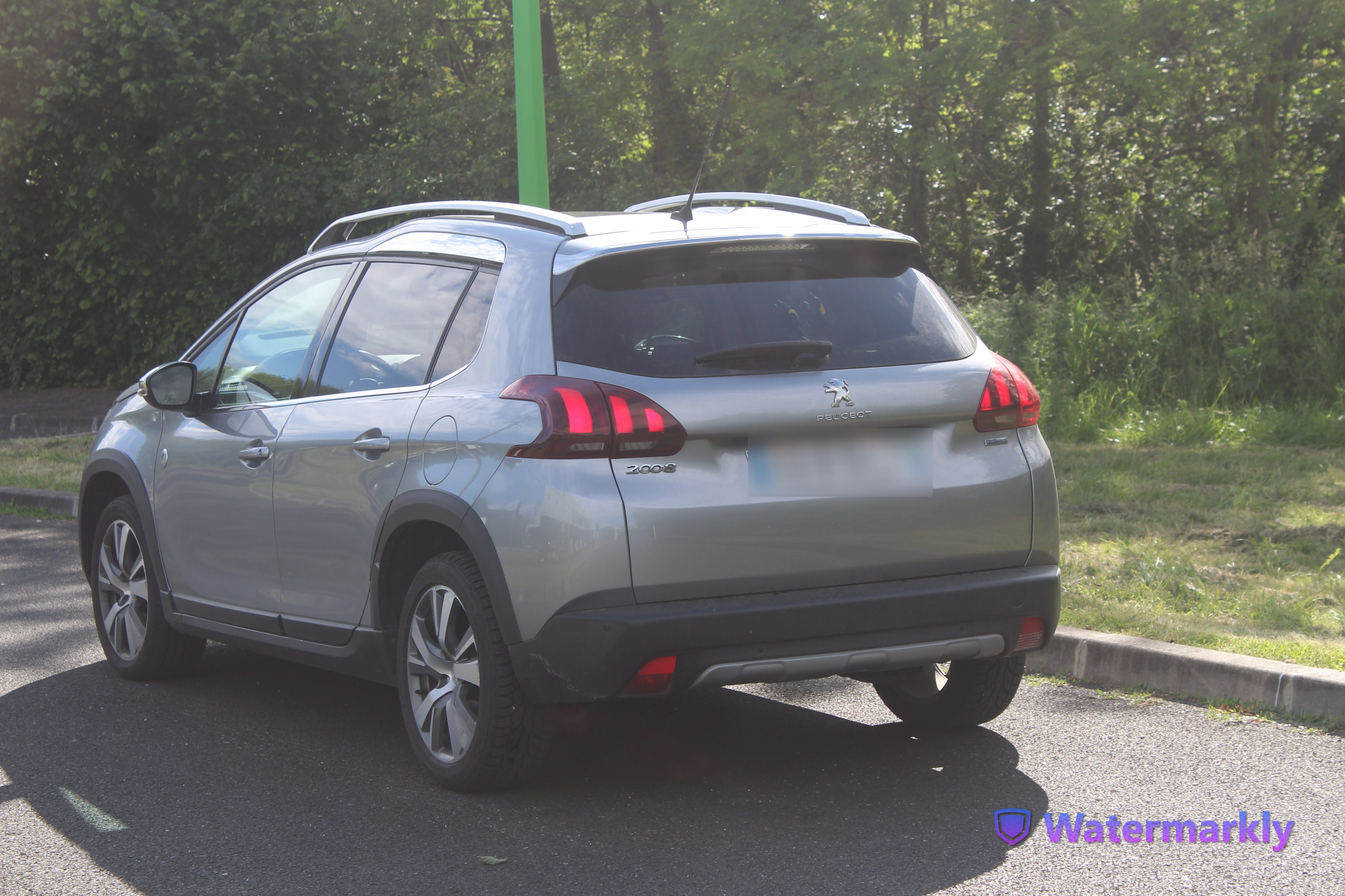 Peugeot 2008  SUV familial – spacieux, confortable & tout équipé avec GPS