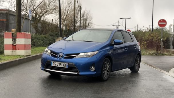Toyota Auris Louez la Toyota Auris Hybride – Confort, Économie et Sérénité au Volant !, 2015, Essence 95 / Électrique (hybride), automatique