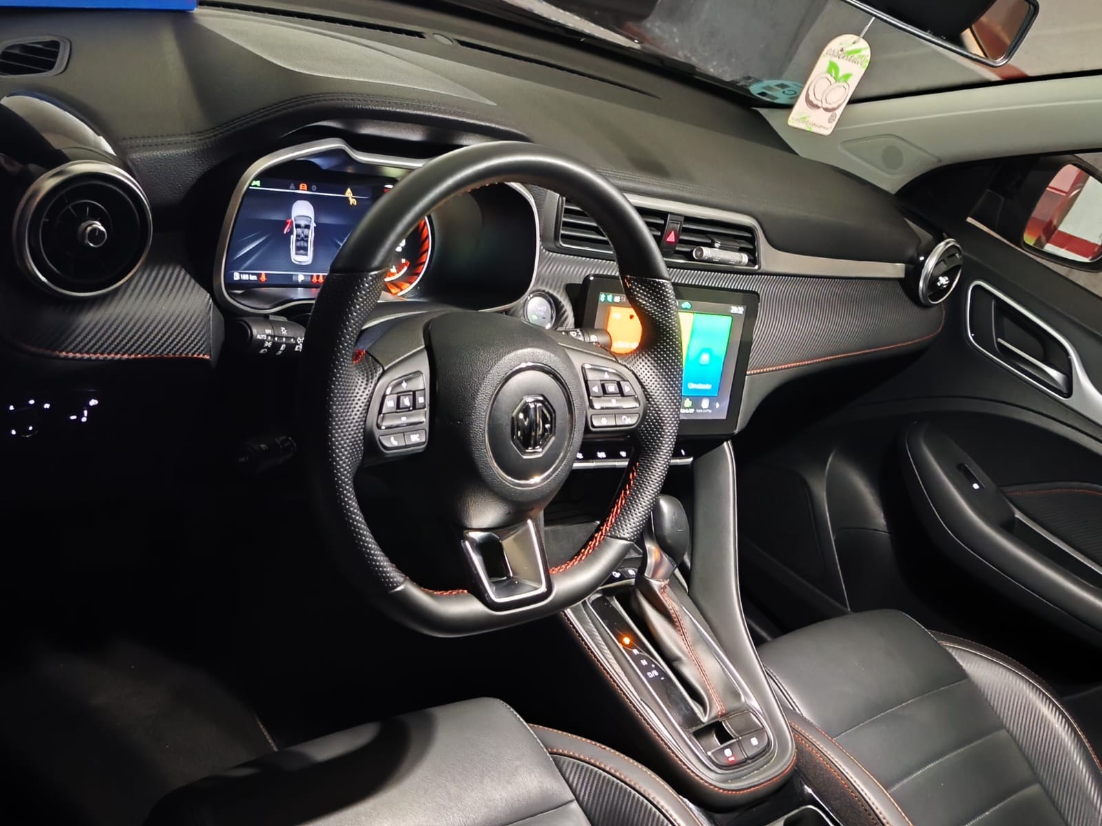 MG ZS con GPS