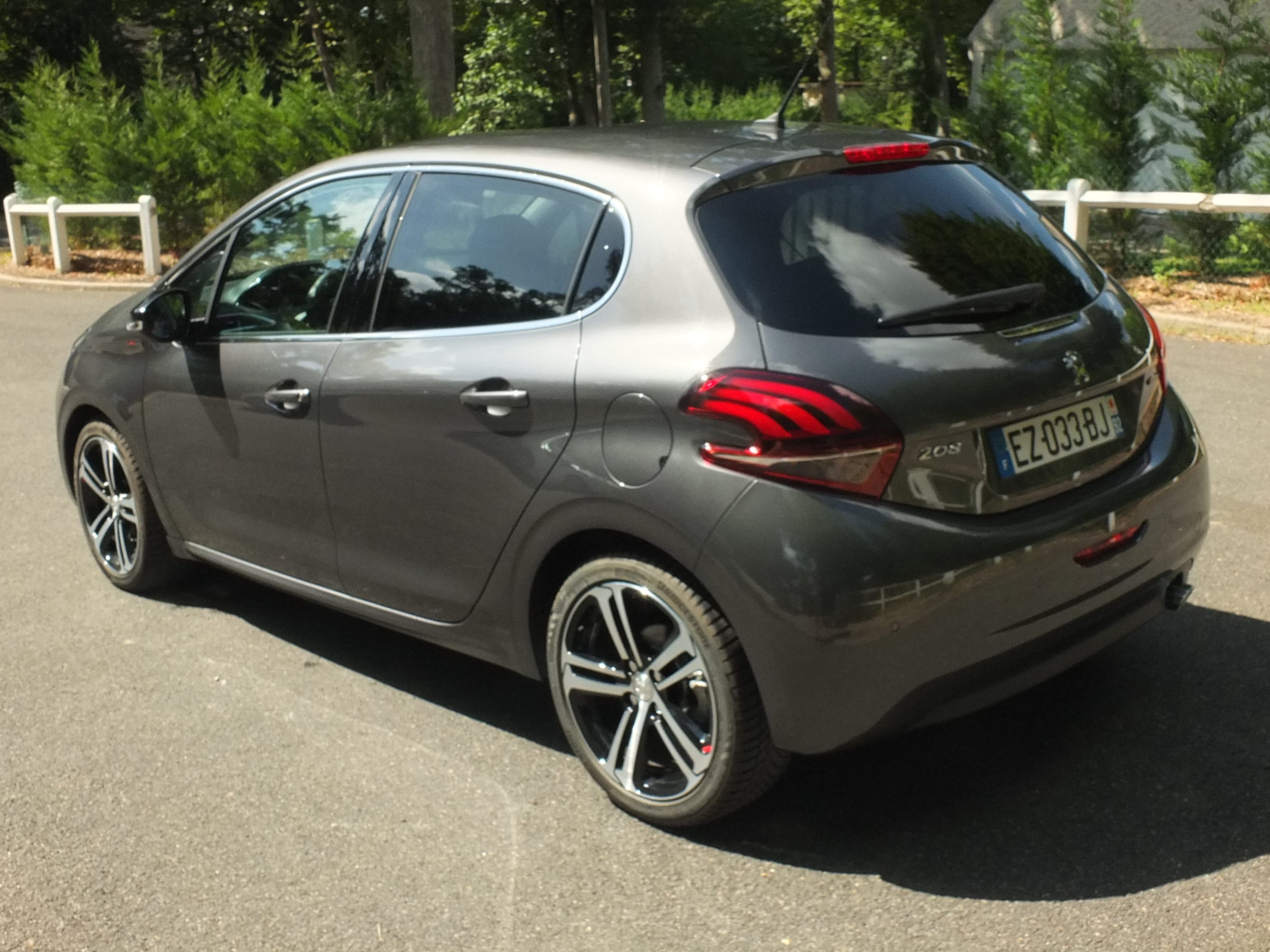 Peugeot 208 Peugeot 208 110ch GT Line. ESSENCE SANS PLOMB MAIS EGALEMENT COMPATIBLE E85 BIO ETHANOL. avec Régulateur de vitesse