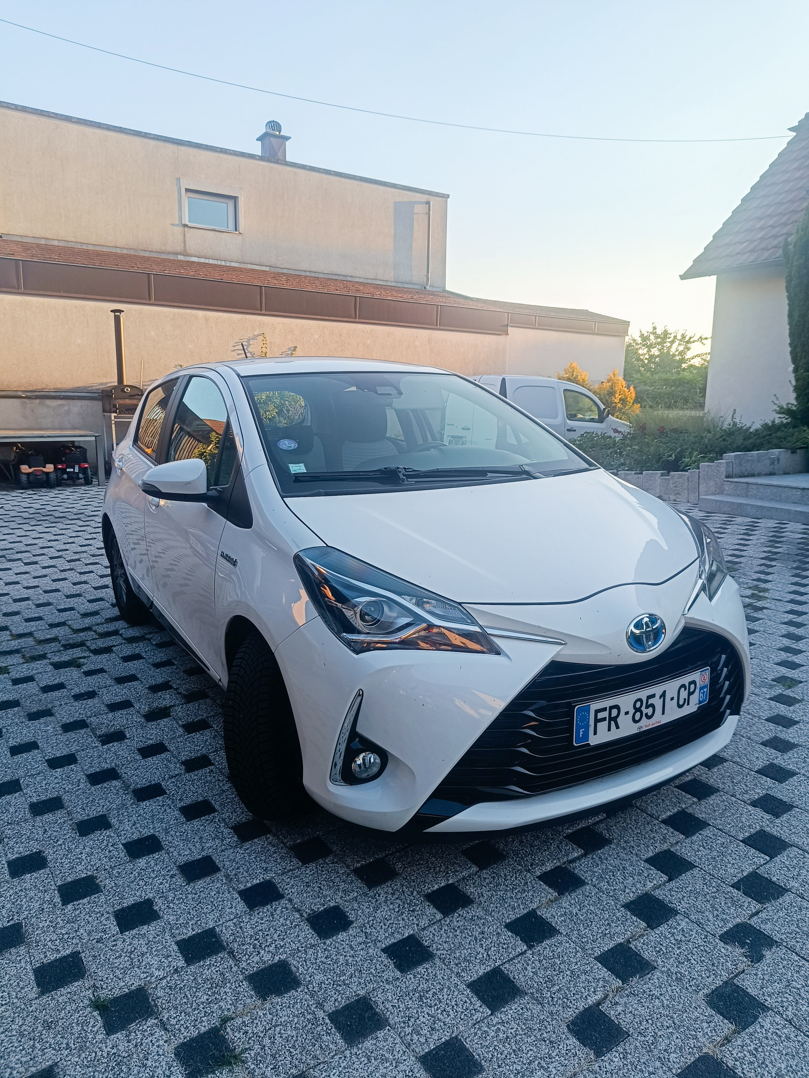 Toyota Yaris Hybride, 2020, Essence 95 / Électrique (hybride), automatique