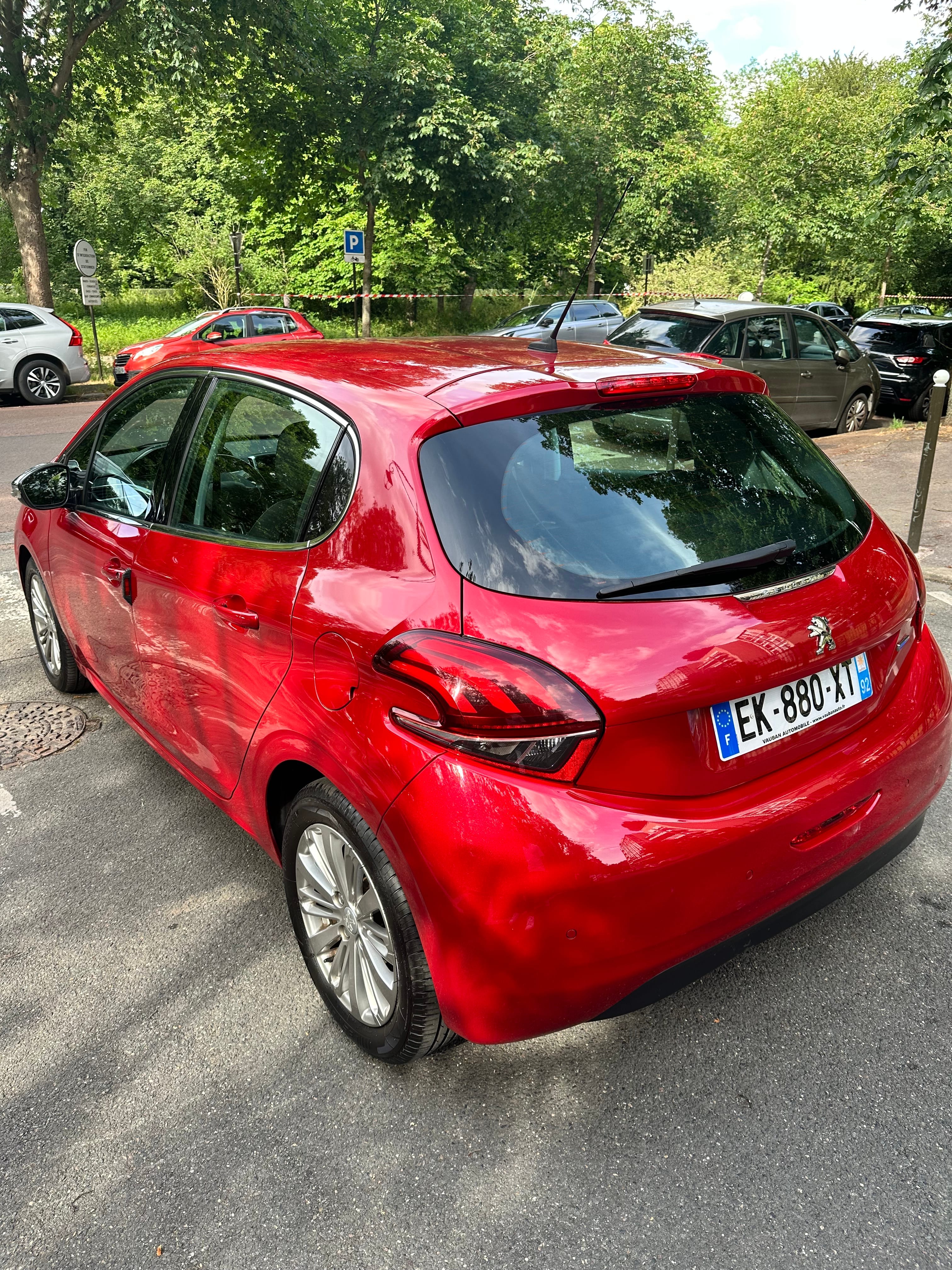 Peugeot 208 1.2 - CarPlay & AndroidAuto avec Climatisation