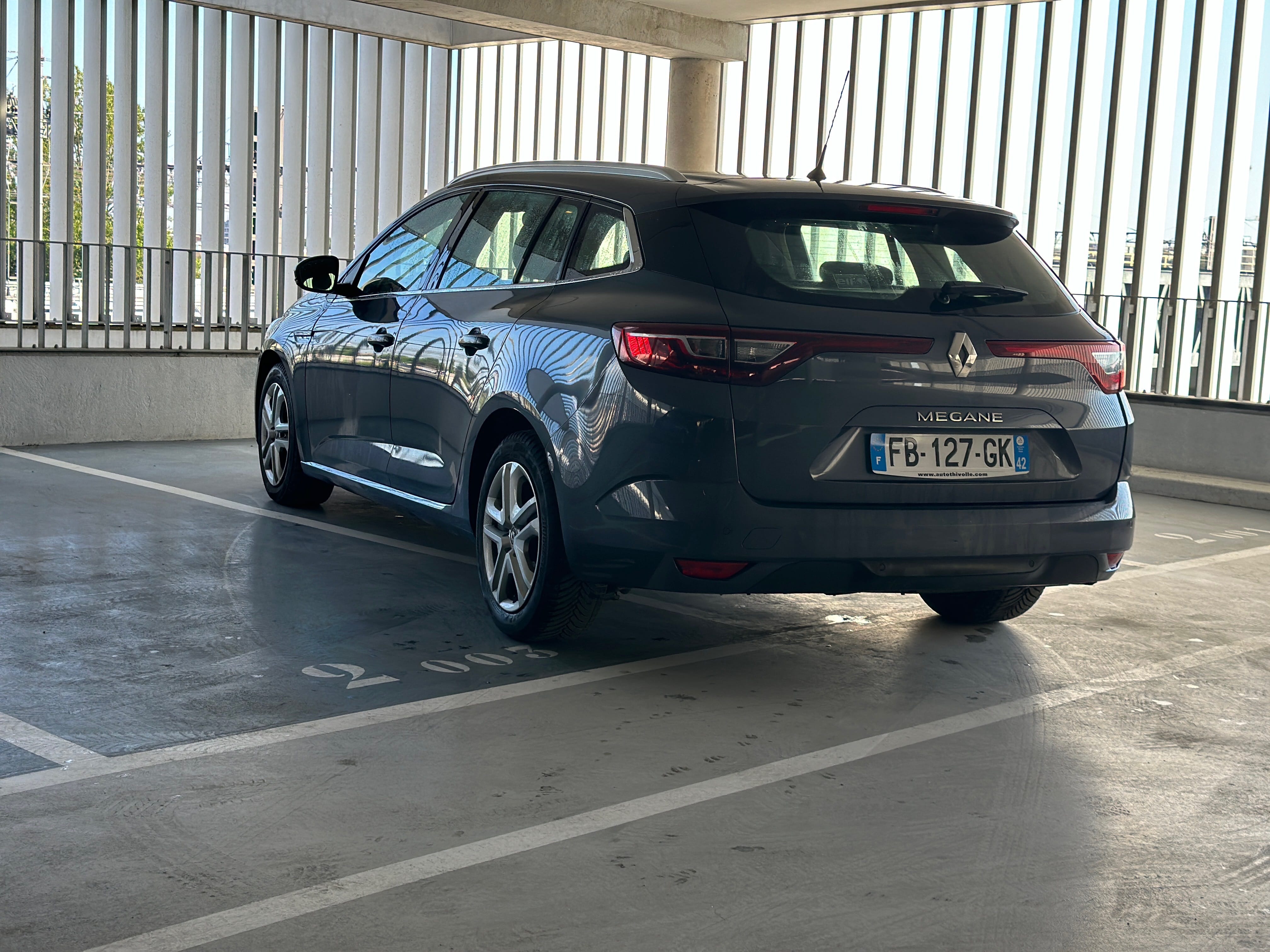 Renault Mégane Estate  Louez la Renault Mégane Estate DCI – Spacieuse, Confortable & Économique à Bordeaux ! avec GPS