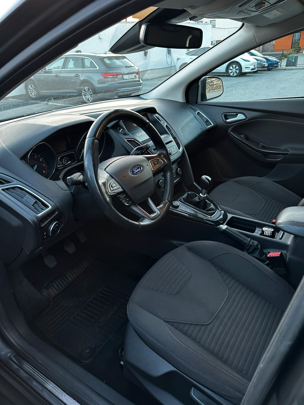 Ford Focus Estate/Kombi 125HP EcoBoost with Thule RoofBox with Bluetooth audio