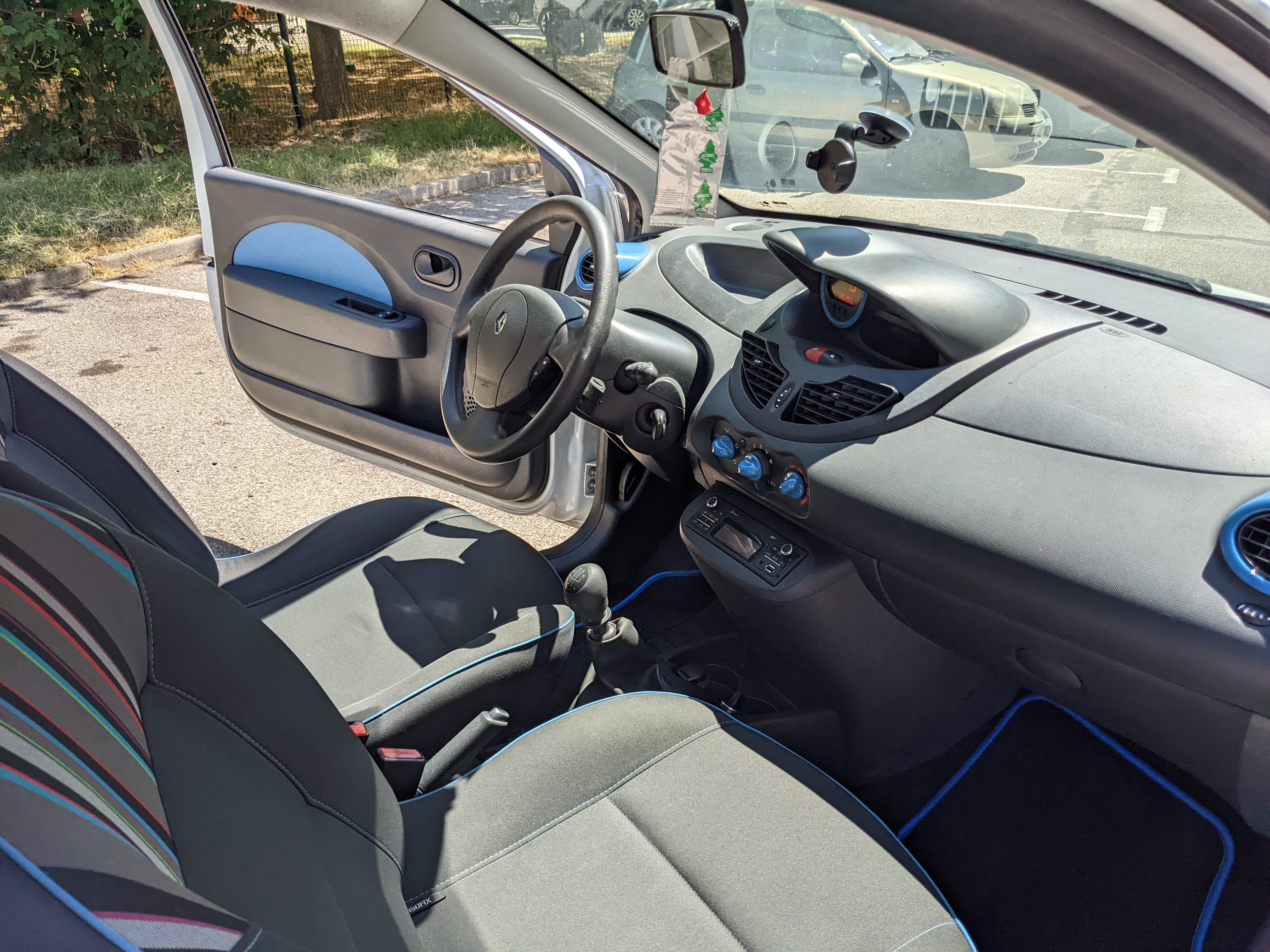 Renault Twingo II 75ch eco² with USB charging ports