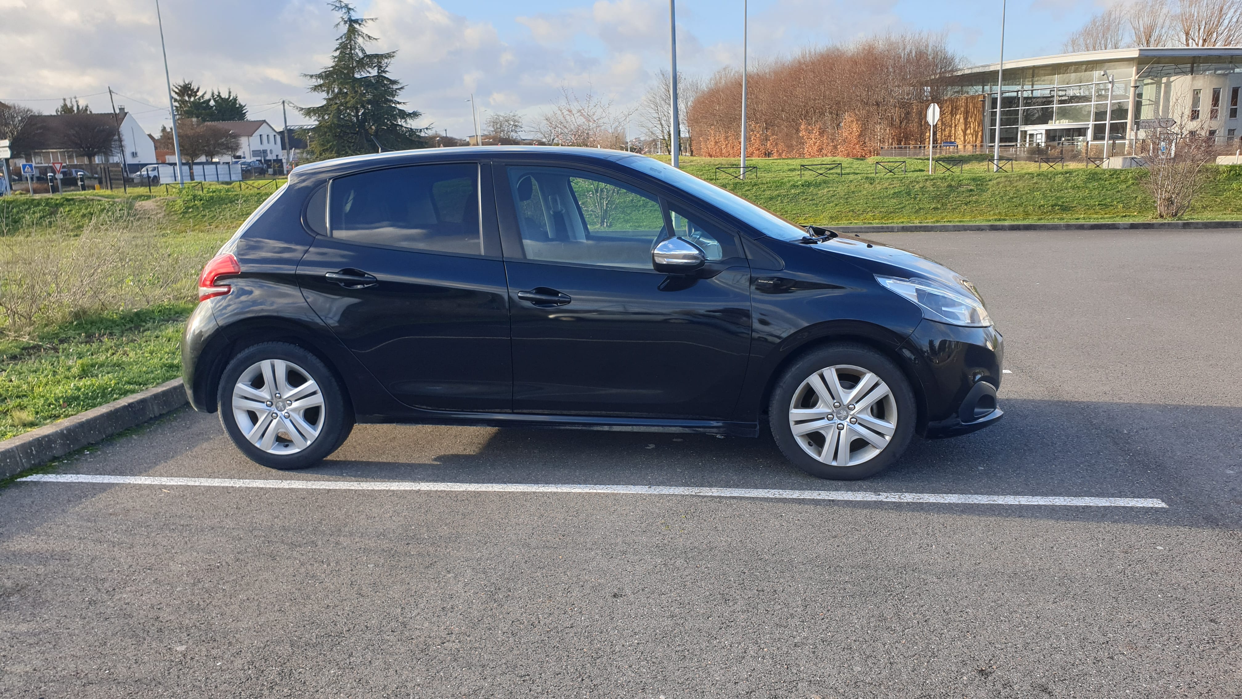 Peugeot 208 Saint Ouen - FE936ZJ avec Climatisation