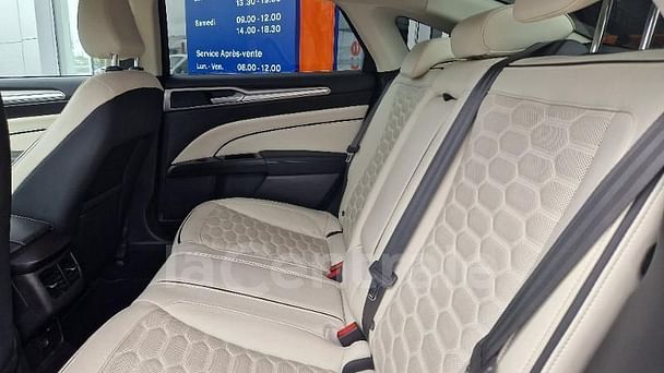 Ford Mondeo Hybride avec Siège bébé