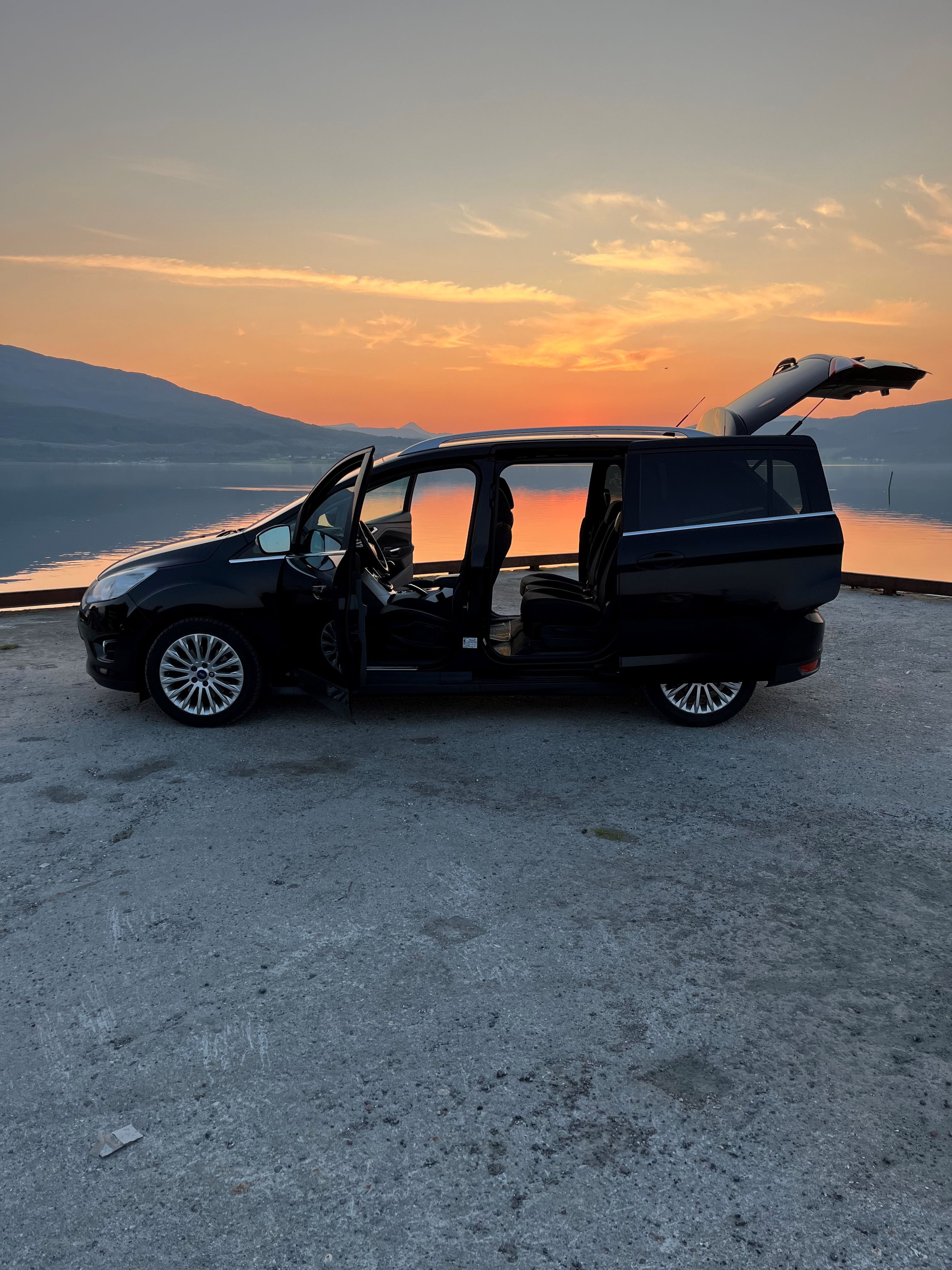 Ford C-Max Brand new spike tires med Aircondition