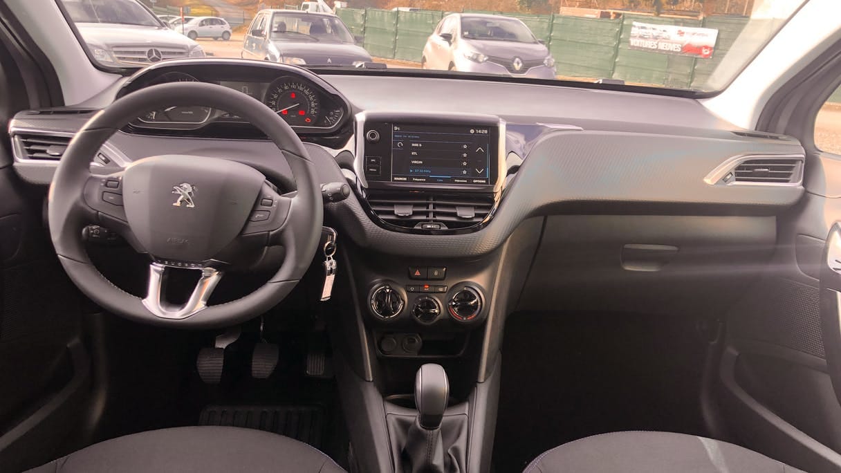 Peugeot 208  Ess 82cv FM485QE avec Siège bébé
