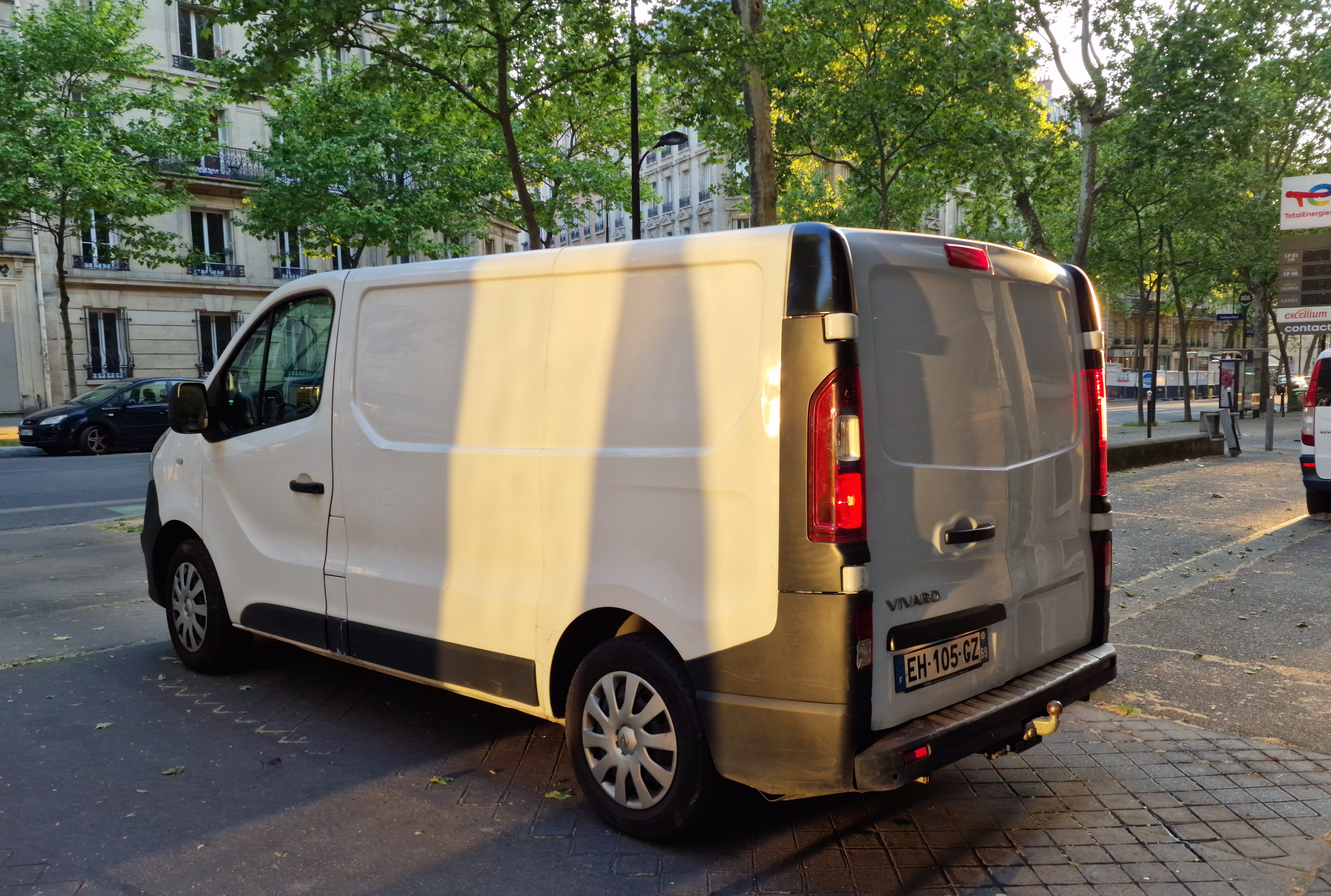 Opel Vivaro 1.6 dci clim radar de recul gps EH105 avec Climatisation