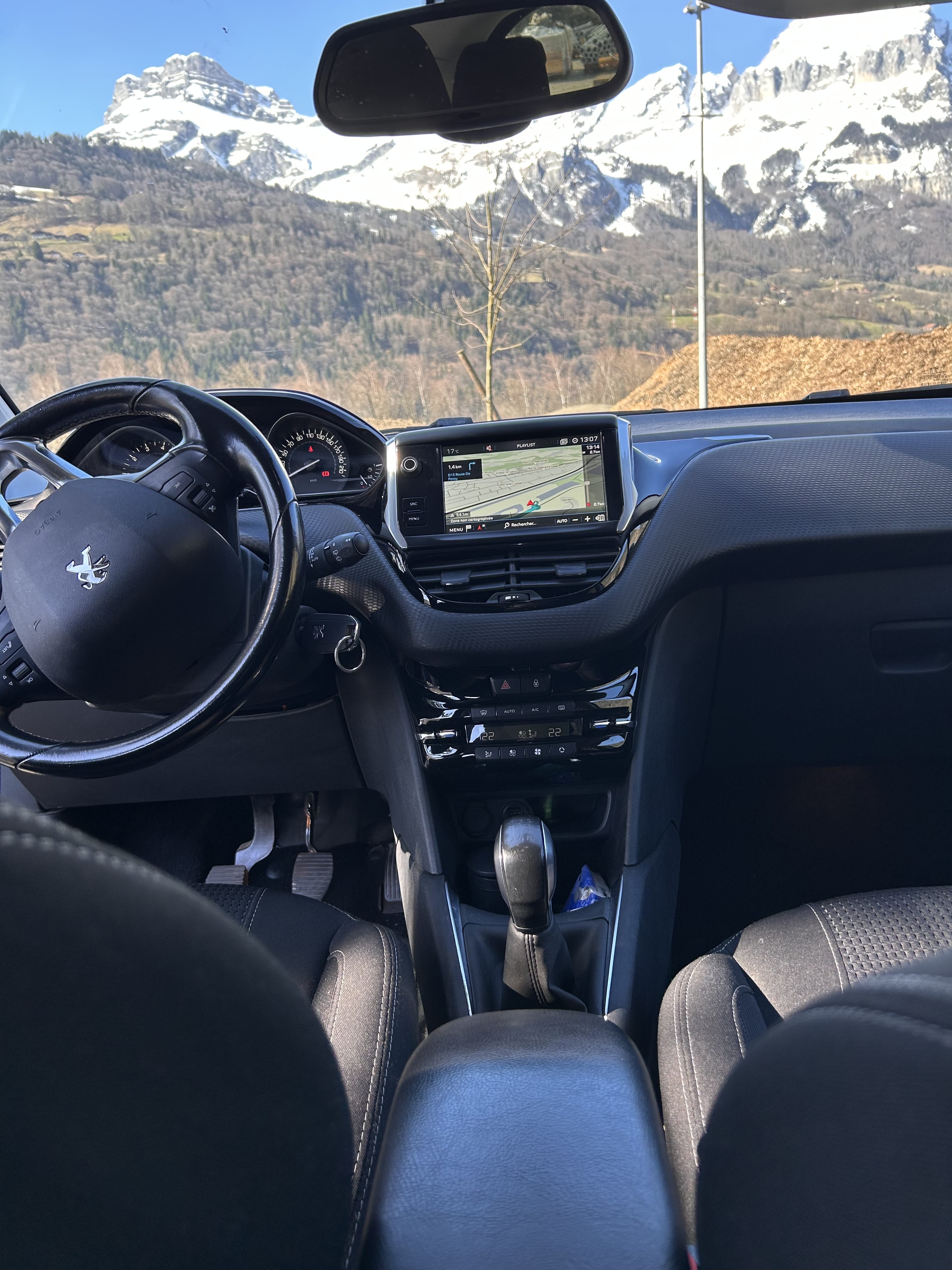 Peugeot 208 avec Autoradio
